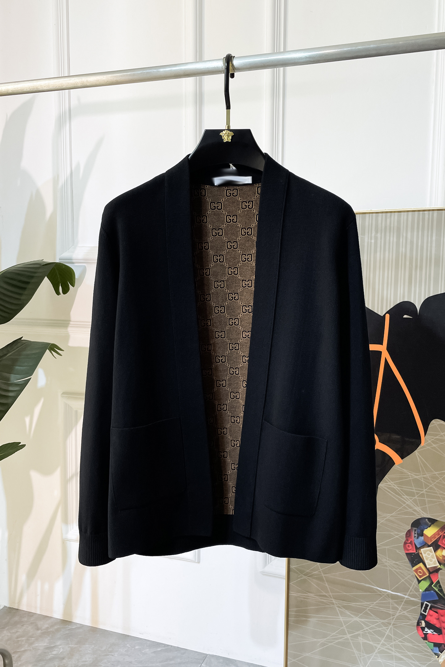 NO:531753,Guqi - New men's wool knitted cardigan jacket for autumn and winter. The counter is selling hot items, and a versatile item for every major fashion buyer celebrity. It is simple and fashionable and beautiful, with a gentleman look on the upper body. The whole sweater is not only exquisite in texture, but also fine and fine workmanship. The overall beauty and generous ensure that the silhouette of the clothes is not easy to deform. Customized wool fabrics are neither loose nor tight, and have a very good restoration. A fashion item that combines cold resistance and fashion in autumn and winter. m-3XL,, jackets & coats, sweaters, alexander wang19860909古奇 - 秋冬新款男士羊毛针织开衫外套.专柜在售爆款单品,各大时尚买手明星人手一件的百搭单品.简单时尚甚是好看,上身绅士范十足.整件毛衣不单纹理工艺精美,走线更是精工细作均匀整齐.整体美观大方保证了衣服的廓形不易变形.定制羊毛面料,既不会很宽松也不会很紧绷,恢复性非常好.秋冬御寒与时尚兼备的一款时装单品.m-3XL,,jackets & coats,sweaters,alexander wang,Men's clothing