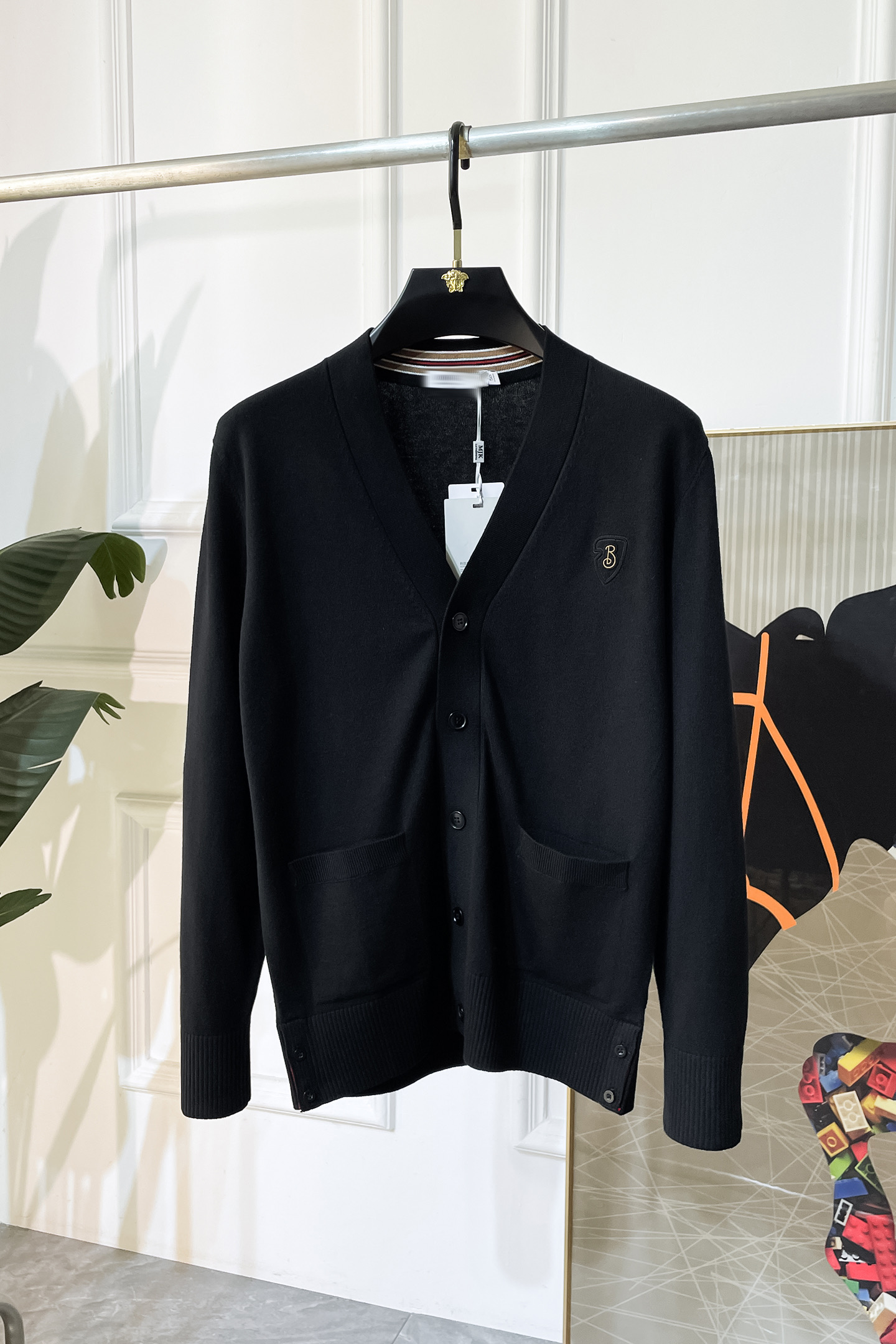 NO:524245,Burberry - New men's wool knitted cardigan jacket for autumn and winter. The counter is selling hot items, and a versatile item for all major fashion buyers. It is simple and fashionable and beautiful, with a gentleman look on the upper body. The whole sweater is not only exquisite in texture, but also fine and fine workmanship. The overall beauty and generous ensure that the silhouette of the clothes is not easy to deform. Customized wool fabrics are neither loose nor tight, and have a very good restoration. A fashion item that combines cold resistance and fashion in autumn and winter. m-3XL, burberry, jackets & coats, sweaters, alexander wang19860909巴宝莉 - 秋冬新款男士羊毛针织开衫外套.专柜在售爆款单品,各大时尚买手明星人手一件的百搭单品.简单时尚甚是好看,上身绅士范十足.整件毛衣不单纹理工艺精美,走线更是精工细作均匀整齐.整体美观大方保证了衣服的廓形不易变形.定制羊毛面料,既不会很宽松也不会很紧绷,恢复性非常好.秋冬御寒与时尚兼备的一款时装单品.m-3XL,,burberry,jackets & coats,sweaters,alexander wang,Men's clothing