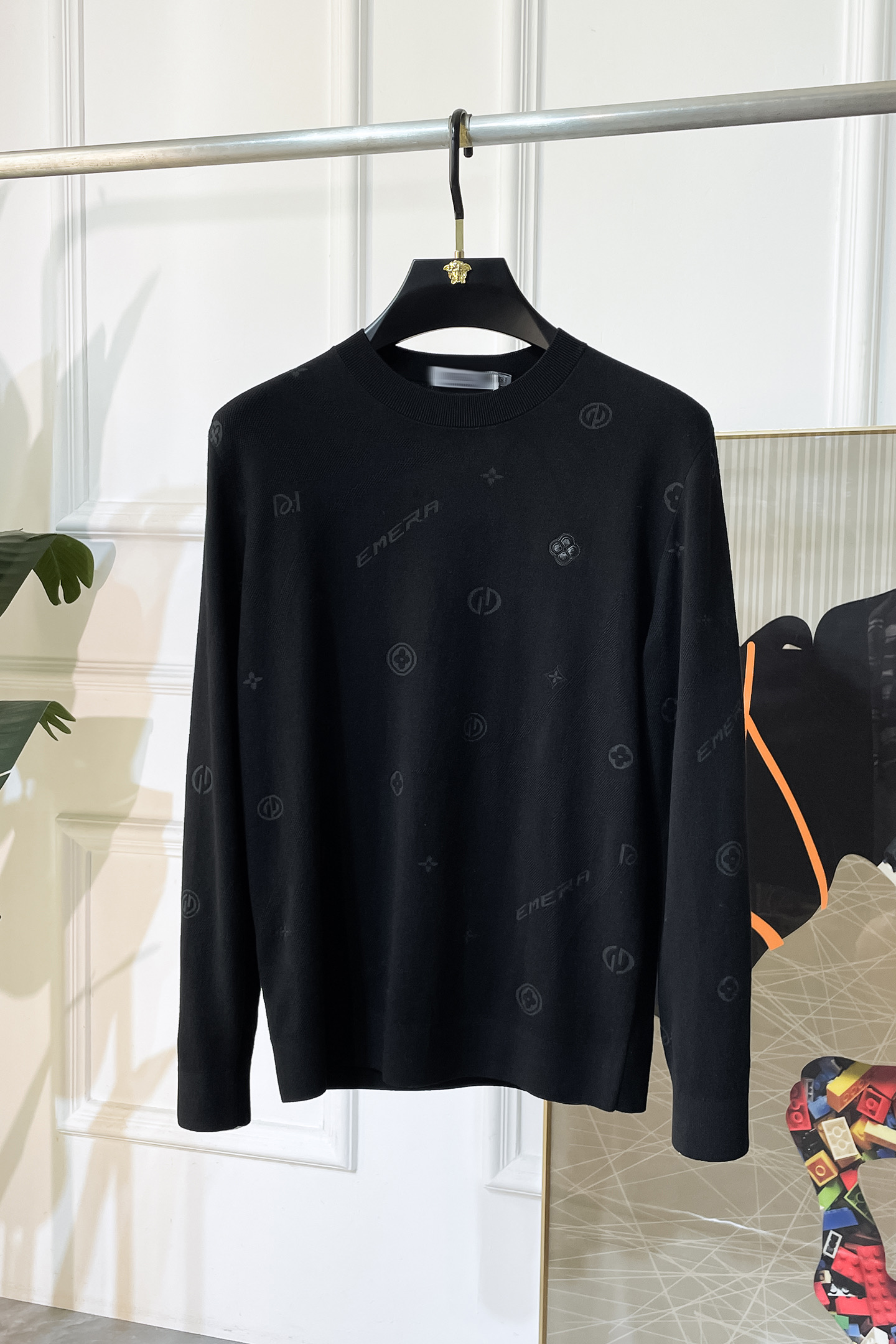 NO:524243,LV - SS Autumn and Winter Counter Knitted Sweater, casual and fashionable outside, essential for inner wear, customized imported wool blend fabric, delicate texture, close-fitting and comfortable without rigging, good upper body style, warm, the counter logo design is very unique, original quality and craftsmanship is absolutely the highest version in the market, the top original version is super-skinned, soft and crisp, not easy to deform. The lock edge sewing plates are very rigorous and exquisite, absolutely first-line OEM requirements!  Don't miss it, male gods!  Size M-3XL, louis vuitton,alexander wang19860909LV - ss秋冬专柜大爆款针织毛衫,休闲时尚外穿 内搭必备款,定制进口羊毛混纺面料,面料手感细腻,贴身舒适不扎肉,上身版型好 穿着保暖,专柜标志设计非常独特,原版品质与工艺 绝对市场最高版本 顶级原版穿着超赞 柔顺挺括,不易变形.锁边缝盘都非常严谨考究 绝对一线代工要求！男神们别错过！ 尺码 M-3XL,,louis vuitton,alexander wang,Men's clothing