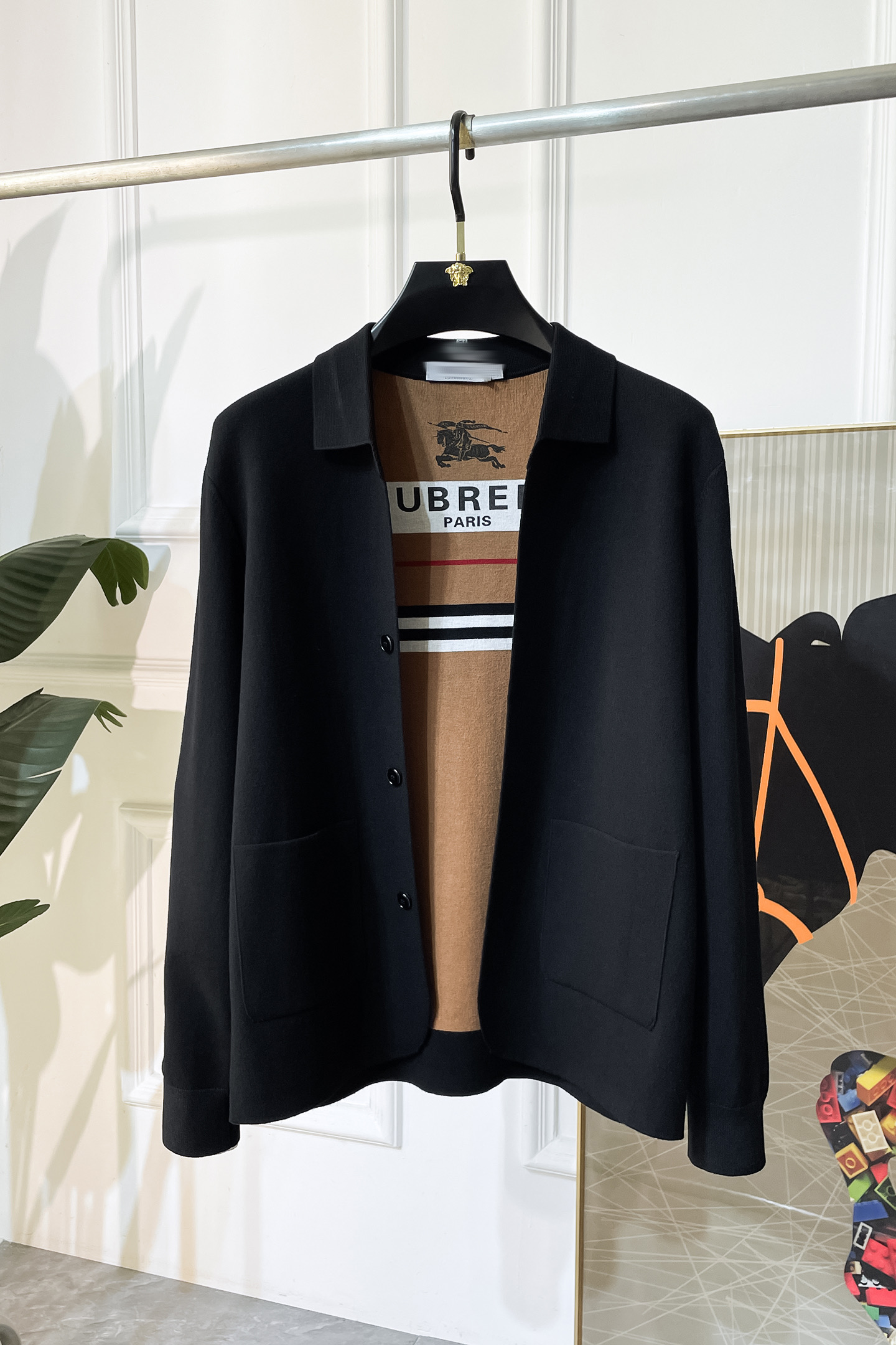 NO:531731,Burberry - New men's wool knitted cardigan jacket for autumn and winter. The counter is selling hot items, and a versatile item for all major fashion buyers. It is simple and fashionable and beautiful, with a gentleman look on the upper body. The whole sweater is not only exquisite in texture, but also fine and fine workmanship. The overall beauty and generous ensure that the silhouette of the clothes is not easy to deform. Customized wool fabrics are neither loose nor tight, and have a very good restoration. A fashion item that combines cold resistance and fashion in autumn and winter. m-3XL, burberry, jackets & coats, sweaters, alexander wang19860909巴宝莉 - 秋冬新款男士羊毛针织开衫外套.专柜在售爆款单品,各大时尚买手明星人手一件的百搭单品.简单时尚甚是好看,上身绅士范十足.整件毛衣不单纹理工艺精美,走线更是精工细作均匀整齐.整体美观大方保证了衣服的廓形不易变形.定制羊毛面料,既不会很宽松也不会很紧绷,恢复性非常好.秋冬御寒与时尚兼备的一款时装单品.m-3XL,,burberry,jackets & coats,sweaters,alexander wang,Men's clothing