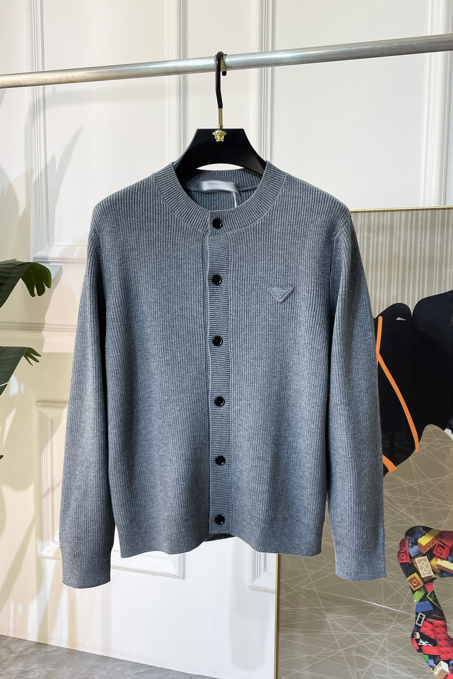 NO:525239,Prada - New men's wool knitted cardigan jacket for autumn and winter. The counter is selling hot items, and a versatile item for all major fashion buyers. It is simple and fashionable and beautiful, with a gentleman look on the upper body. The whole sweater is not only exquisite in texture, but also fine and fine workmanship. The overall beauty and generous ensure that the silhouette of the clothes is not easy to deform. Customized wool fabrics are neither loose nor tight, and have a very good restoration. A fashion item that combines cold resistance and fashion in autumn and winter. m-3XL,,prada, jackets & coats,sweaters,alexander wang19860909普拉达 - 秋冬新款男士羊毛针织开衫外套.专柜在售爆款单品,各大时尚买手明星人手一件的百搭单品.简单时尚甚是好看,上身绅士范十足.整件毛衣不单纹理工艺精美,走线更是精工细作均匀整齐.整体美观大方保证了衣服的廓形不易变形.定制羊毛面料,既不会很宽松也不会很紧绷,恢复性非常好.秋冬御寒与时尚兼备的一款时装单品.m-3XL,,prada,jackets & coats,sweaters,alexander wang,Men's clothing