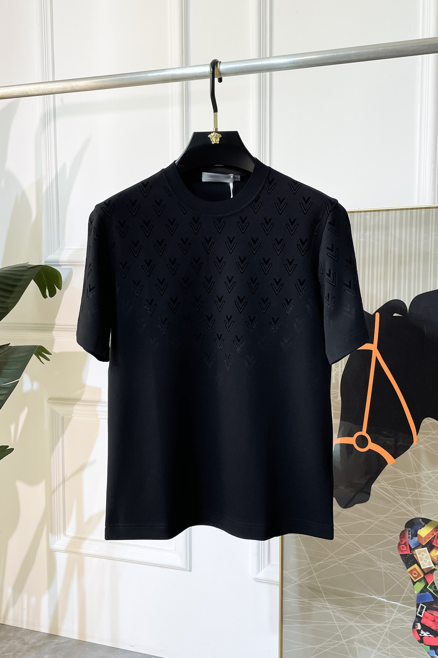 NO:527463,Valentino -ss autumn and winter half-sleeved base shirt series!  Casual business wear, essential for inner wear, selected top-split modal blend fabric, the fabric feels delicate, close-fitting and comfortable without thorning, the upper body style is good, warm, the counter logo design is very unique, male gods, don’t miss it!  Size M-3XL, valentino,alexander wang19860909华伦天奴 -ss秋冬半袖打底衫系列！休闲商务外穿 内搭必备款,精选上等-精纺莫代尔混纺面料,面料手感细腻,贴身舒适不扎肉,上身版型好 穿着保暖,专柜标志设计非常独特,男神们别错过！ 尺码 M-3XL,,valentino,alexander wang,Men's clothing