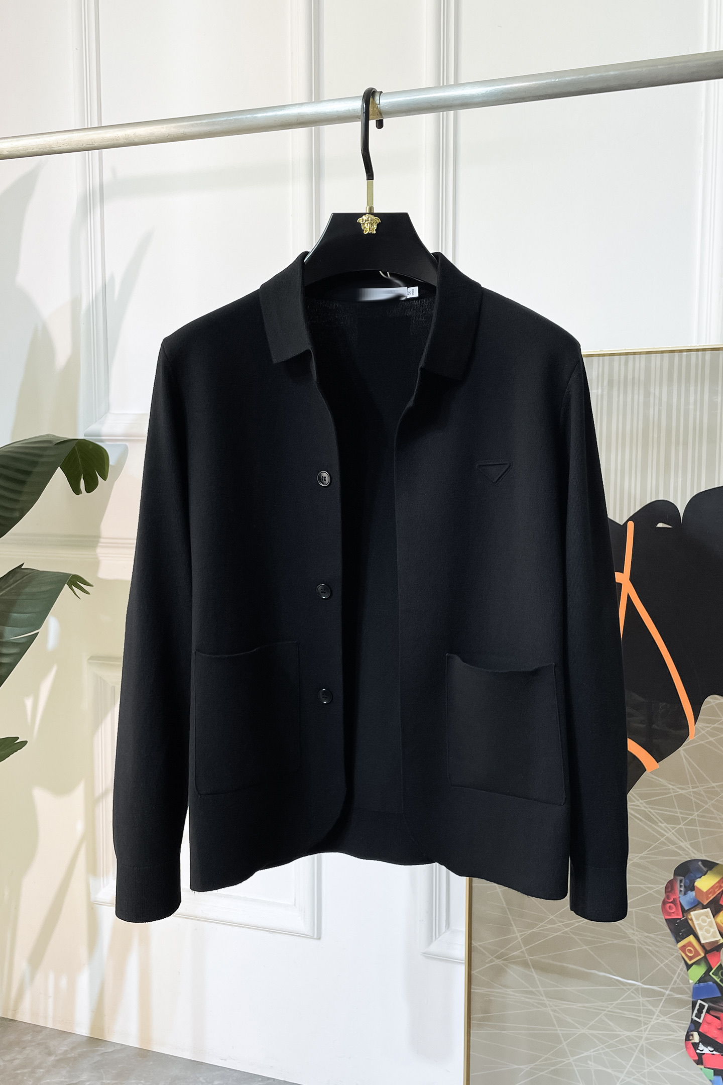 NO:524247,Prada - New men's wool knitted cardigan jacket for autumn and winter. The counter is selling hot items, and a versatile item for all major fashion buyers. It is simple and fashionable and beautiful, with a gentleman look on the upper body. The whole sweater is not only exquisite in texture, but also fine and fine workmanship. The overall beauty and generous ensure that the silhouette of the clothes is not easy to deform. Customized wool fabrics are neither loose nor tight, and have a very good restoration. A fashion item that combines cold resistance and fashion in autumn and winter. m-3XL,,prada, jackets & coats,sweaters,alexander wang19860909普拉达 - 秋冬新款男士羊毛针织开衫外套.专柜在售爆款单品,各大时尚买手明星人手一件的百搭单品.简单时尚甚是好看,上身绅士范十足.整件毛衣不单纹理工艺精美,走线更是精工细作均匀整齐.整体美观大方保证了衣服的廓形不易变形.定制羊毛面料,既不会很宽松也不会很紧绷,恢复性非常好.秋冬御寒与时尚兼备的一款时装单品.m-3XL,,prada,jackets & coats,sweaters,alexander wang,Men's clothing