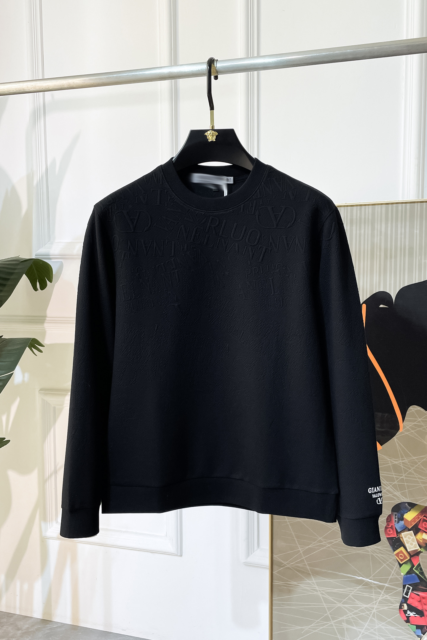 NO:525229,Valentino - SS's new autumn style, the highest version of fashionable sweatshirts and T-shirts, a must-have classic work every year. It is favored and praised by major stars. It is selected with high-end European cotton blend fabrics, heavy craftsmanship production, original hardware and auxiliary materials logo design, soft and smooth, and dense texture!  Fashionable and stylish upper body!  One of the impeccable must-choose styles for autumn!  M-3XL, valentino, hoodie, sweatshirts, tees, t-shirt, alexander wang19860909华伦天奴 - ss秋季大爆新款,最高版本时尚卫衣T恤、每年必出的经典之作.受各大明星的青睐推崇,精选高端欧棉混纺面料,重工艺制作,原版五金辅料logo设计,柔软顺滑,质地密实！上身时尚有型！秋季无可挑剔必选款式之一！M-3XL,,valentino,hoodie,sweatshirts,tees，t-shirt,alexander wang,Men's clothing