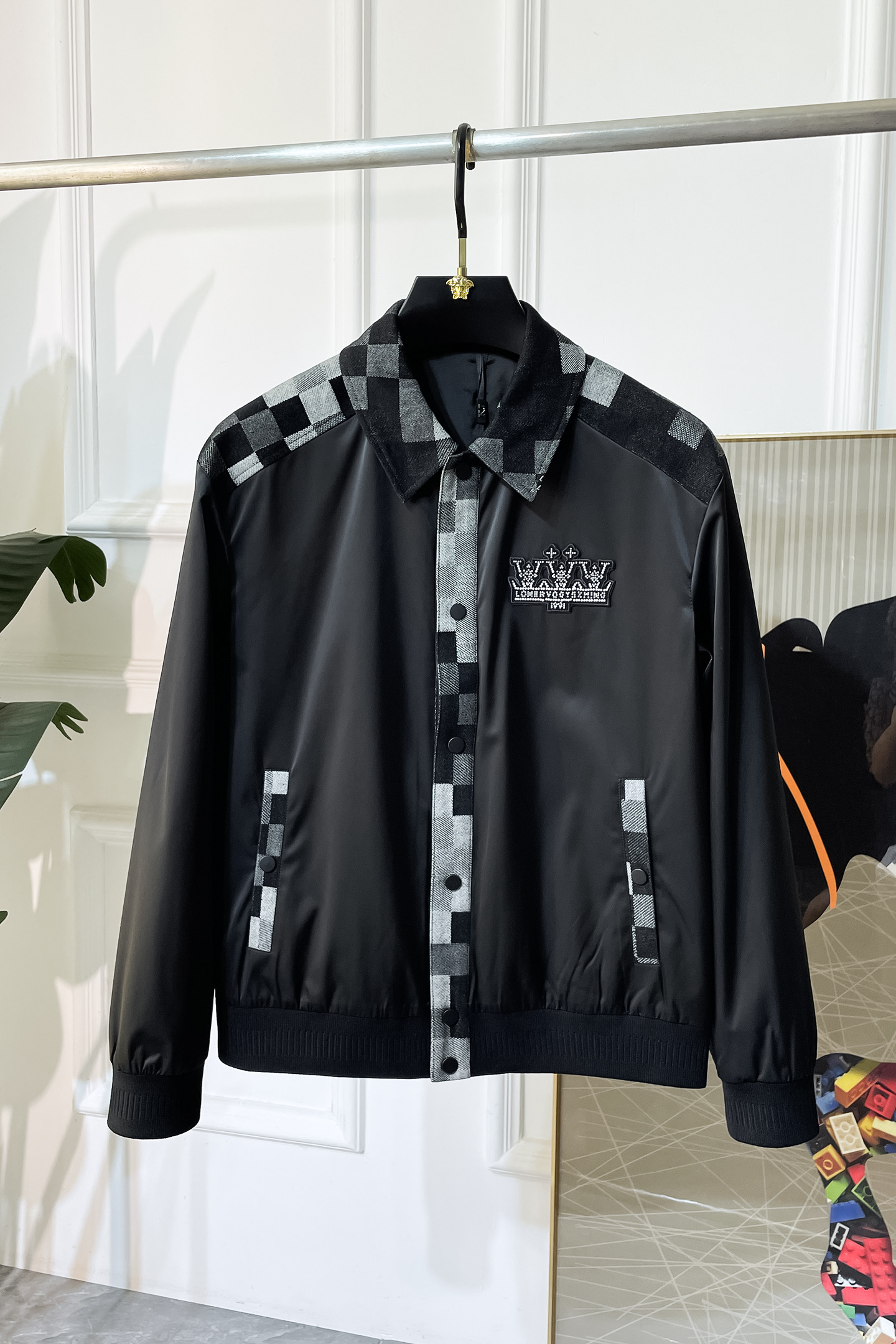 NO:524244,LV-ss big boutique fashionable jackets in autumn and winter, customized high-quality polyester fiber fabric!  Top-level fashion brand elements logo design, complete with three standards!  The original hardware and accessories have smooth lines and exquisite craftsmanship, excellent upper body style, comfortable fabric, windproof and warm, and casual matching are very fashionable, handsome, casual and fashionable men's must-have!  Size M-3XL can wear up to 190 catties!  ,,louis vuitton,jackets & coats,alexander wang19860909LV- ss秋冬大爆款精品时尚夹克,定制高品质聚酯纤维面料！顶级时尚大牌元素logo设计,三标齐全！原版五金辅料,线条流畅,工艺精致,上身版型超赞,面料舒适,挡风保暖,随意搭配都非常时尚帅气休闲时尚男仕必备款哦！尺码M-3XL 最大可穿190斤！,,louis vuitton,jackets & coats,alexander wang,Men's clothing