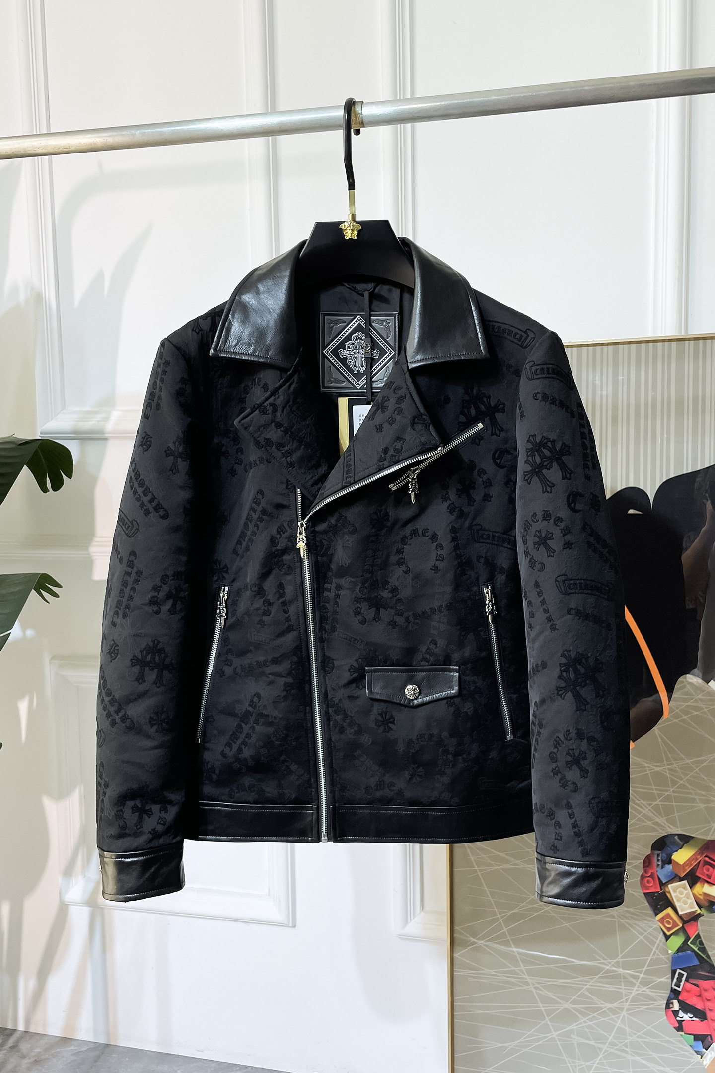 NO:526371,Crowxin- 2025ss autumn and winter hot-quality fashionable leather spliced ​​jacket jacket, customized high-quality polyester fiber fabric!  Top-level fashion brand elements logo design, complete with three standards!  The original hardware and accessories have smooth lines and exquisite craftsmanship, excellent upper body style, comfortable fabric, windproof and warm, and casual matching are very fashionable, handsome, casual and fashionable men's must-have!  Size M-3XL can wear up to 190 catties!  ,,chrome hearts,jackets & coats,jackets & coats,alexander wang19860909克罗芯- 2025ss秋冬大爆款精品时尚真皮拼接夹克外套,定制高品质聚酯纤维面料！顶级时尚大牌元素logo设计,三标齐全！原版五金辅料,线条流畅,工艺精致,上身版型超赞,面料舒适,挡风保暖,随意搭配都非常时尚帅气休闲时尚男仕必备款哦！尺码M-3XL 最大可穿190斤！,,chrome hearts,jackets & coats,jackets & coats,alexander wang,Men's clothing