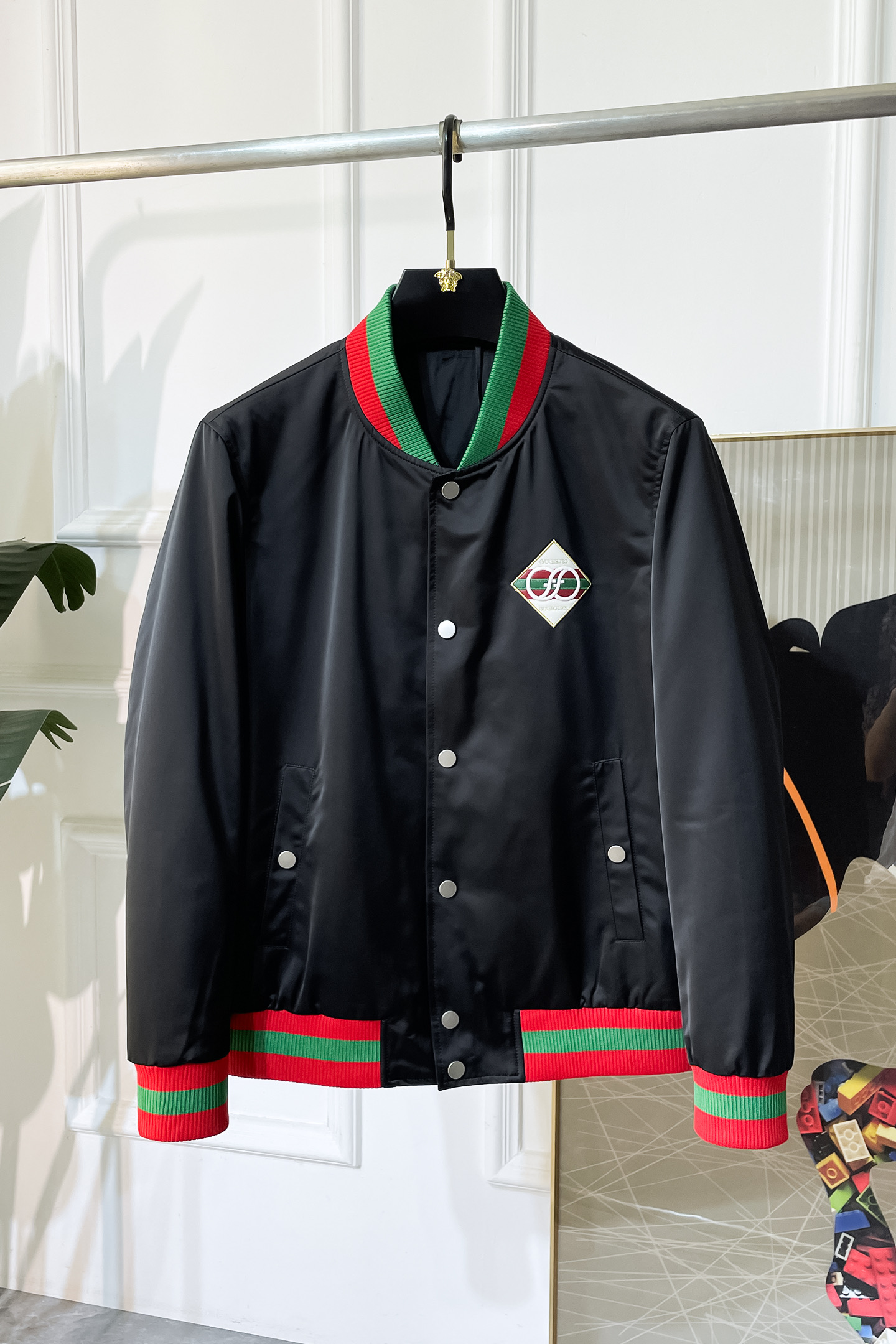 NO:526351,Guqi-2025ss autumn and winter hot boutique fashionable jackets, customized high-quality polyester fiber fabric!  Top-level fashion brand elements logo design, complete with three standards!  The original hardware and accessories have smooth lines and exquisite craftsmanship, excellent upper body style, comfortable fabric, windproof and warm, and casual matching are very fashionable, handsome, casual and fashionable men's must-have!  Size M-3XL can wear up to 190 catties!  ,,jackets & coats,jackets & coats,alexander wang19860909古奇- 2025ss秋冬大爆款精品时尚夹克外套,定制高品质聚酯纤维面料！顶级时尚大牌元素logo设计,三标齐全！原版五金辅料,线条流畅,工艺精致,上身版型超赞,面料舒适,挡风保暖,随意搭配都非常时尚帅气休闲时尚男仕必备款哦！尺码M-3XL 最大可穿190斤！,,jackets & coats,jackets & coats,alexander wang,Men's clothing