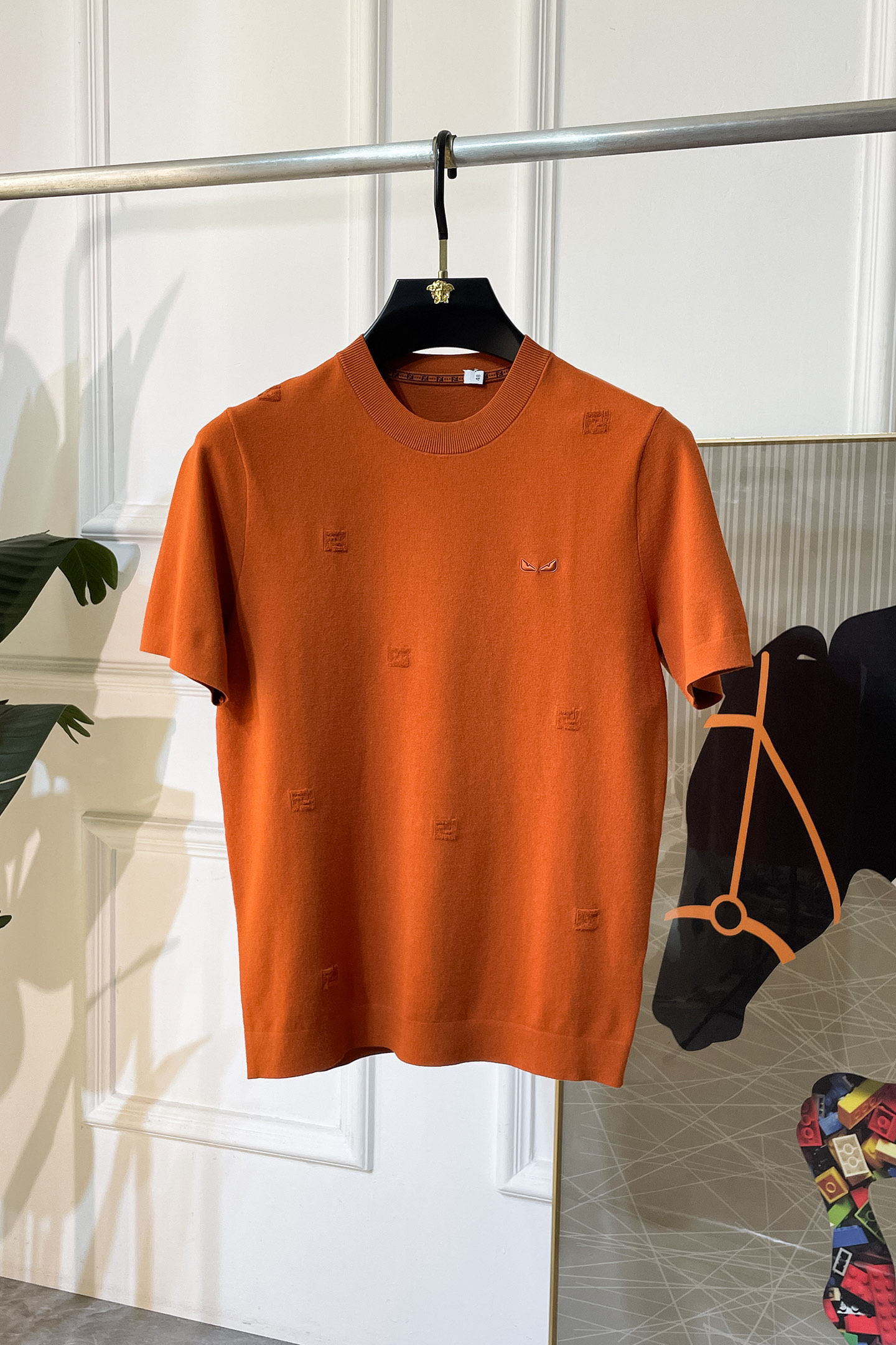 NO:531748,Fendi -ss autumn and winter half-sleeved base shirt series!  Casual business wear, essential for inner wear, selected top-grade - worsted mulberry silk blended fabric, delicate feel, close-fitting and comfortable without tying, good upper body style, warm wear, the counter logo design is very unique, male gods, don’t miss it!  Size M-3XL, fendi,alexander wang19860909芬迪 -ss秋冬半袖打底衫系列！休闲商务外穿 内搭必备款,精选上等-精纺桑蚕丝混纺面料,面料手感细腻,贴身舒适不扎肉,上身版型好 穿着保暖,专柜标志设计非常独特,男神们别错过！ 尺码 M-3XL,,fendi,alexander wang,Men's clothing