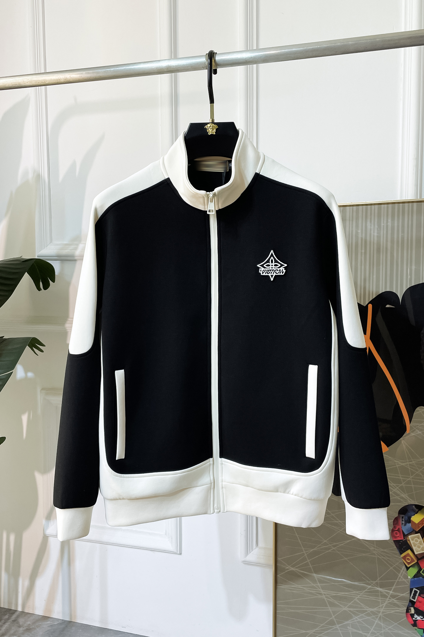 NO:547707,LV- 2025ss autumn and winter boutique jackets, customized high-quality polyester fiber fabric!  Top-level fashion brand elements logo design, complete with three standards!  The original hardware and accessories have smooth lines and exquisite craftsmanship, excellent upper body style, comfortable fabric, windproof and warm, and casual matching are very fashionable, handsome, casual and fashionable men's must-have!  Size M-3XL can wear up to 190 catties!  ,,louis vuitton,jackets & coats,jackets & coats,alexander wang19860909LV- 2025ss秋冬大爆款精品夹克外套,定制高品质聚酯纤维面料！顶级时尚大牌元素logo设计,三标齐全！原版五金辅料,线条流畅,工艺精致,上身版型超赞,面料舒适,挡风保暖,随意搭配都非常时尚帅气休闲时尚男仕必备款哦！尺码M-3XL 最大可穿190斤！,,louis vuitton,jackets & coats,jackets & coats,alexander wang,Men's clothing