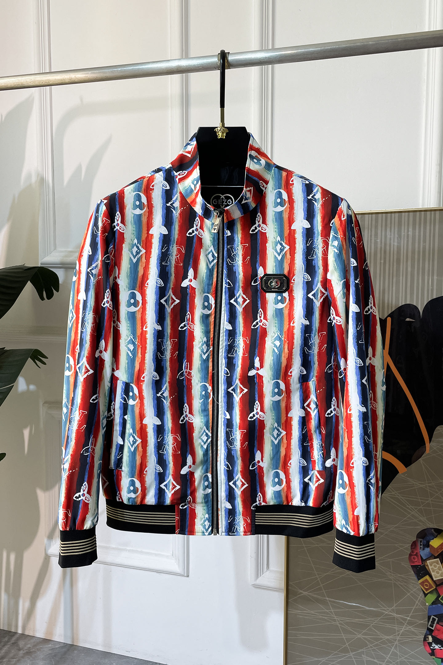 NO:526360,Guqi-2025ss autumn and winter hot boutique fashionable jackets, customized high-quality polyester fiber fabric!  Top-level fashion brand elements logo design, complete with three standards!  The original hardware and accessories have smooth lines and exquisite craftsmanship, excellent upper body style, comfortable fabric, windproof and warm, and casual matching are very fashionable, handsome, casual and fashionable men's must-have!  Size M-3XL can wear up to 190 catties!  ,,jackets & coats,jackets & coats,alexander wang19860909古奇- 2025ss秋冬大爆款精品时尚夹克外套,定制高品质聚酯纤维面料！顶级时尚大牌元素logo设计,三标齐全！原版五金辅料,线条流畅,工艺精致,上身版型超赞,面料舒适,挡风保暖,随意搭配都非常时尚帅气休闲时尚男仕必备款哦！尺码M-3XL 最大可穿190斤！,,jackets & coats,jackets & coats,alexander wang,Men's clothing