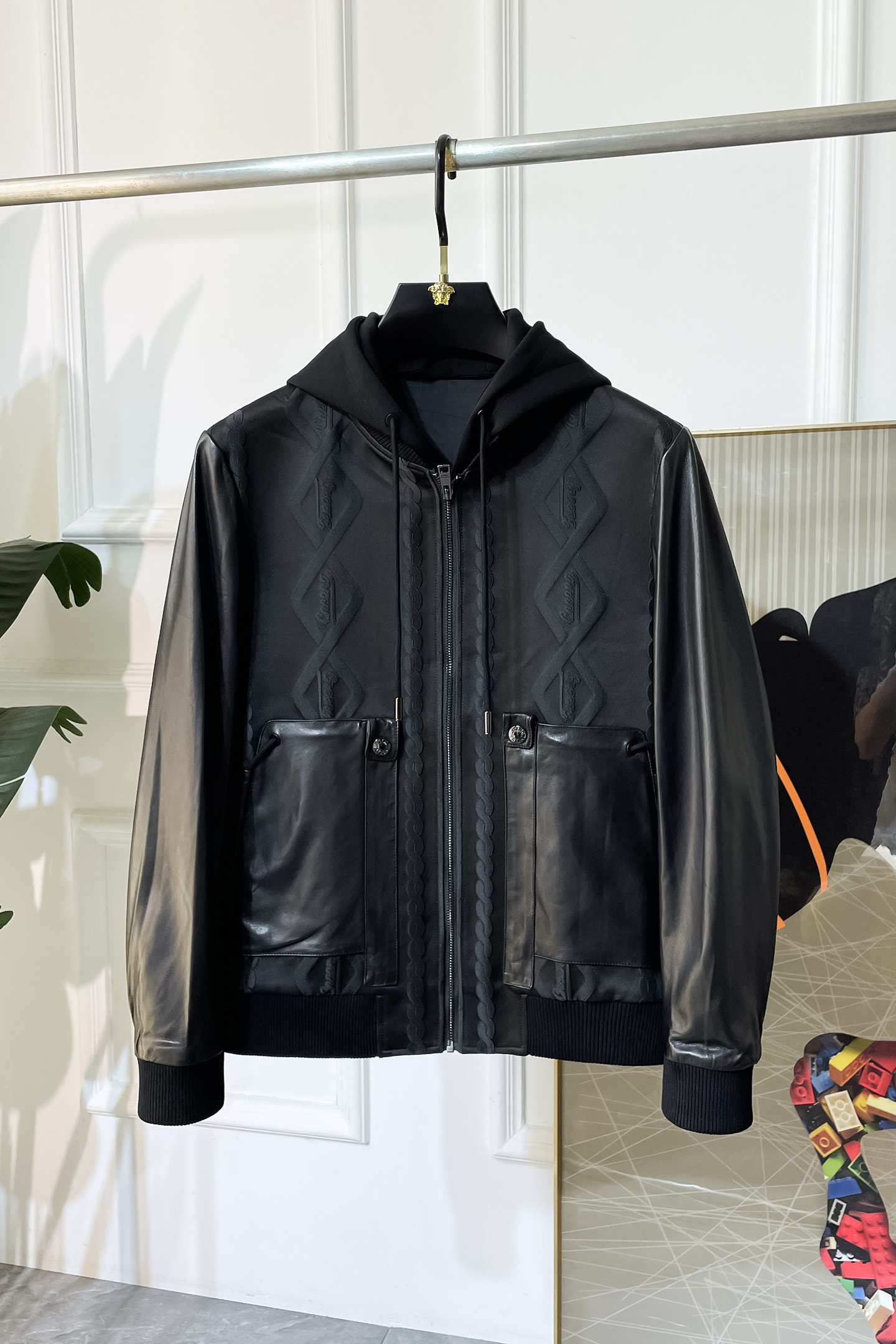 NO:526345,Guqi-2025ss autumn and winter big boutique fashionable leather spliced ​​jacket, customized high-quality polyester fiber fabric!  Top-level fashion brand elements logo design, complete with three standards!  The original hardware and accessories have smooth lines and exquisite craftsmanship, excellent upper body style, comfortable fabric, windproof and warm, and casual matching are very fashionable, handsome, casual and fashionable men's must-have!  Size M-3XL can wear up to 190 catties!  ,,jackets & coats,jackets & coats,alexander wang19860909古奇- 2025ss秋冬大爆款精品时尚真皮拼接夹克外套,定制高品质聚酯纤维面料！顶级时尚大牌元素logo设计,三标齐全！原版五金辅料,线条流畅,工艺精致,上身版型超赞,面料舒适,挡风保暖,随意搭配都非常时尚帅气休闲时尚男仕必备款哦！尺码M-3XL 最大可穿190斤！,,jackets & coats,jackets & coats,alexander wang,Men's clothing