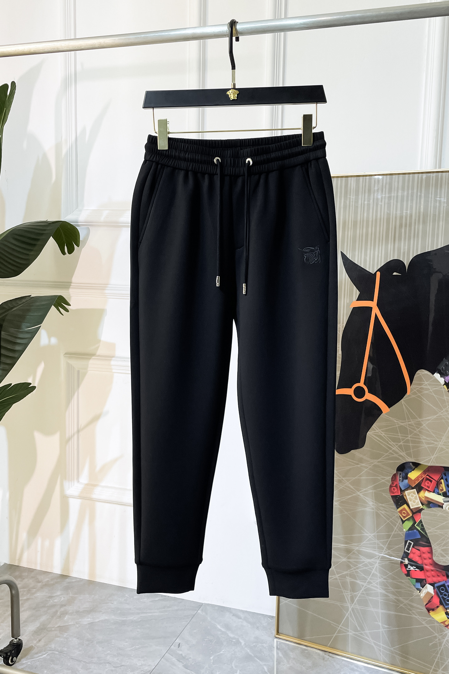 NO:531735,Burberry - SS ss autumn and winter counters are synchronized with hot casual pants. This season, it must be versatile styles. The upper body is extremely outstanding, super versatile, the original version is 1:1 replica, and the three standards are complete!  The latest fashion element design of the counter, imported fixed woven high-quality European cotton fabric, super good style, a must-have for casual and fashionable!  Highly recommended model Size 29-36, Burberry,alexander wang19860909巴宝莉 - ss秋冬专柜同步爆款休闲裤,本季必入百搭款式,上身极为出挑,超级百搭款 ,原版1:1复刻,三标齐全！专柜最新时尚元素设计,进口定织高品质欧棉面料,版型超好,休闲时尚必备！强烈推荐款 尺码 29-36,,burberry,alexander wang,Men's clothing