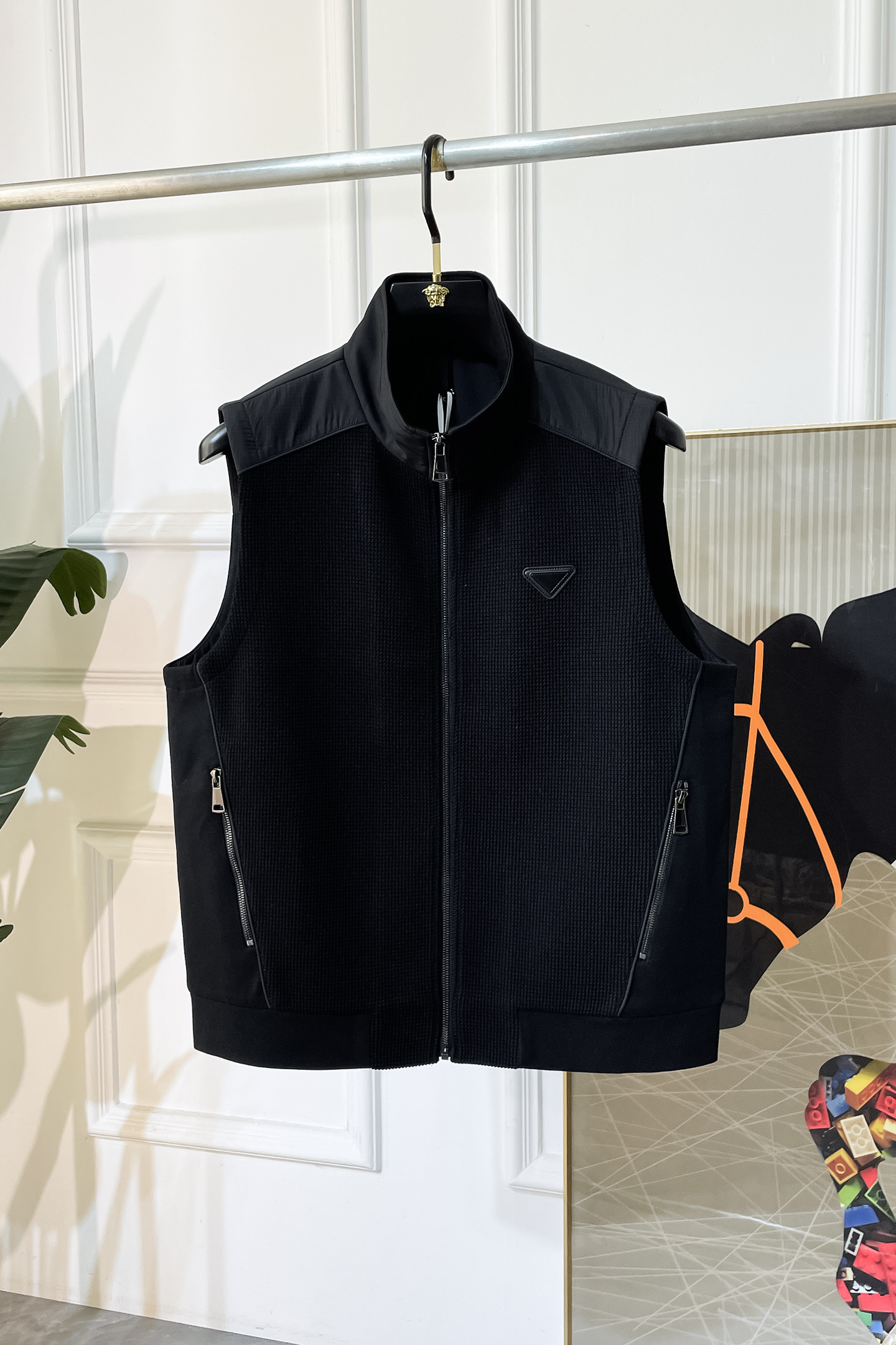 NO:531734,Prada-Sss big hit autumn vest jacket, customized high-quality polyester fabric!  Top-level fashion brand elements logo design, complete with three standards!  The original hardware and accessories have smooth lines and exquisite craftsmanship, excellent upper body style, comfortable fabric, windproof and warm, and casual matching are very fashionable, handsome, casual and fashionable men's must-have!  Size M-3XL can wear up to 190 catties!  ,,prada,jackets & coats,alexander wang19860909普拉达 - ss大爆款秋装马甲夹克,定制高品质聚酯纤维面料！顶级时尚大牌元素logo设计,三标齐全！原版五金辅料,线条流畅,工艺精致,上身版型超赞,面料舒适,挡风保暖,随意搭配都非常时尚帅气休闲时尚男仕必备款哦！尺码M-3XL 最大可穿190斤！,,prada,jackets & coats,alexander wang,Men's clothing