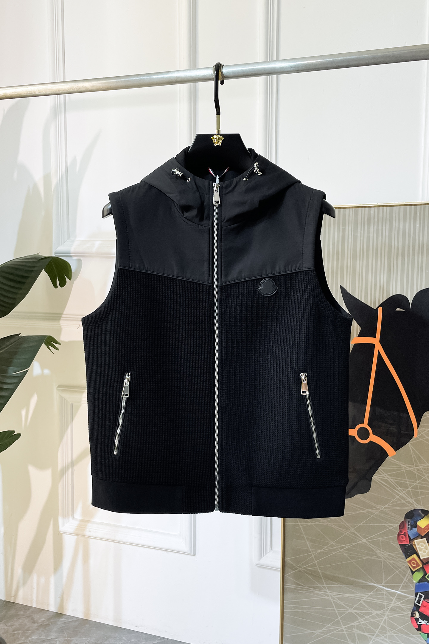 NO:531737,The mouth cover - SS big hit autumn vest jacket, customized high-quality polyester fabric!  Top-level fashion brand elements logo design, complete with three standards!  The original hardware and accessories have smooth lines and exquisite craftsmanship, excellent upper body style, comfortable fabric, windproof and warm, and casual matching are very fashionable, handsome, casual and fashionable men's must-have!  Size M-3XL can wear up to 190 catties!  ,Moncler,jackets & coats,alexander wang19860909蒙口 - ss大爆款秋装马甲夹克,定制高品质聚酯纤维面料！顶级时尚大牌元素logo设计,三标齐全！原版五金辅料,线条流畅,工艺精致,上身版型超赞,面料舒适,挡风保暖,随意搭配都非常时尚帅气休闲时尚男仕必备款哦！尺码M-3XL 最大可穿190斤！,,Moncler,jackets & coats,alexander wang,Men's clothing