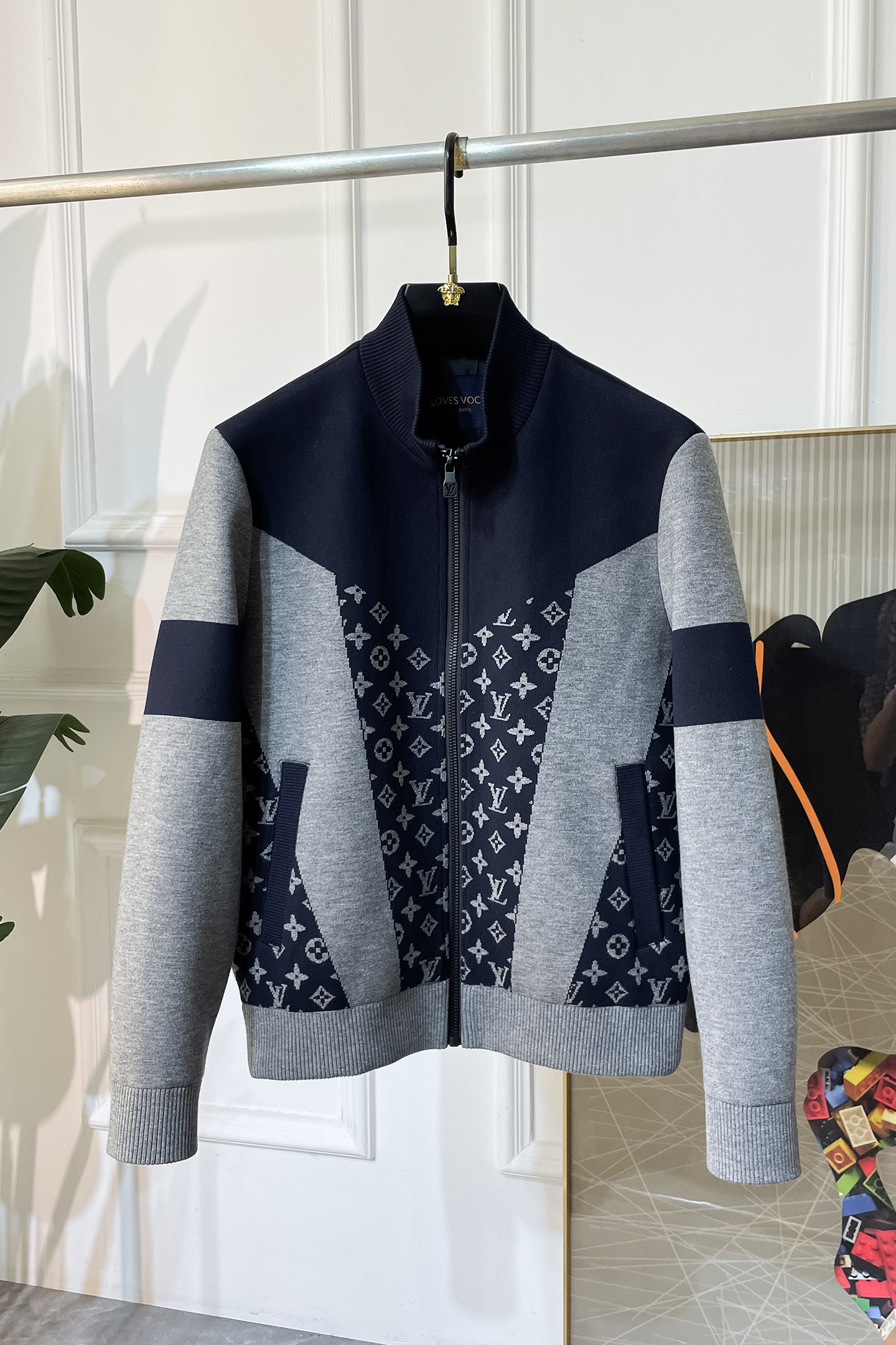 NO:524246,LV-ss Fall and Winter Big Boutique Fashion Knitted Jacket, Customized High-quality Polyester Fabric!  Top-level fashion brand elements logo design, complete with three standards!  The original hardware and accessories have smooth lines and exquisite craftsmanship, excellent upper body style, comfortable fabric, windproof and warm, and casual matching are very fashionable, handsome, casual and fashionable men's must-have!  Size M-3XL can wear up to 190 catties!  ,,louis vuitton,jackets & coats,alexander wang19860909LV- ss秋冬大爆款精品时尚针织夹克,定制高品质聚酯纤维面料！顶级时尚大牌元素logo设计,三标齐全！原版五金辅料,线条流畅,工艺精致,上身版型超赞,面料舒适,挡风保暖,随意搭配都非常时尚帅气休闲时尚男仕必备款哦！尺码M-3XL 最大可穿190斤！,,louis vuitton,jackets & coats,alexander wang,Men's clothing