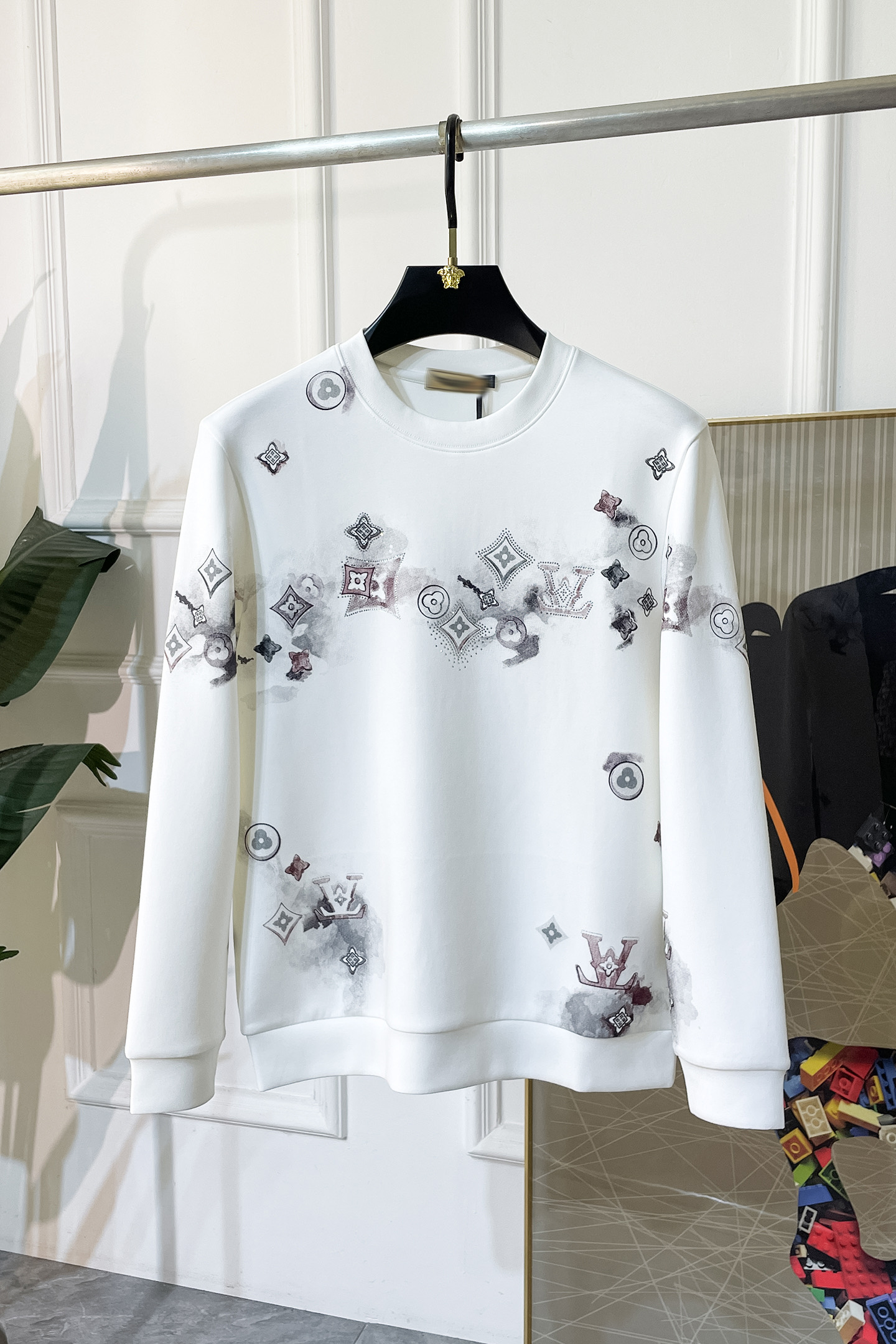 NO:524231,LV - SS's autumn new style, the highest version of fashionable pullover sweatshirt T-shirt, a must-have classic work every year. It is favored and praised by major stars. It is selected high-end European cotton blend fabrics, heavy craftsmanship production, original hardware auxiliary material logo design, soft and smooth, and dense texture!  Fashionable and stylish upper body!  One of the impeccable must-choose styles for autumn!  M-3XL, louis vuitton, hoodie, sweatshirts, tees, t-shirt, alexander wang19860909LV - ss秋季大爆新款,最高版本时尚套头卫衣T恤、每年必出的经典之作.受各大明星的青睐推崇,精选高端欧棉混纺面料,重工艺制作,原版五金辅料logo设计,柔软顺滑,质地密实！上身时尚有型！秋季无可挑剔必选款式之一！M-3XL,,louis vuitton,hoodie,sweatshirts,tees，t-shirt,alexander wang,Men's clothing