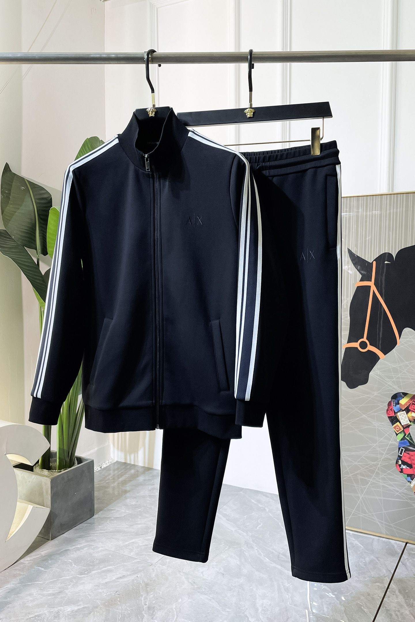 NO:538158,Armani - 2025ss autumn outfit new casual set!  Celebrities’ favorite fashion casual suits, simple and generous, craft design on the official website!  Clean and neat tailored, full of urban style. It is available for exclusive top custom fabrics, soft and dry, and the upper body has a crisp and stylish effect. The three-dimensional cutting process and the style are all high-standard and appropriate silhouette versions!  It’s not tight, just feel good when you wear it. With so many top-quality raw materials, you can create high-end products with unparalleled value. The first choice for high-end fashion fashion people with a complete range of three standards, and the upper body effect is super good!  Code number M-4XL, Armani,alexander wang19860909阿玛尼- 2025ss秋装新品休闲套装！明星最爱时装味休闲套装 简单大方,官网11工艺设计！干净利落剪裁 都市风十足 可供独家顶级定制面料,手感软糯干爽,上身效果挺括有型.立体裁剪工艺,版型上都是高标准,恰当好处的廓型版！又恰恰不紧绷,穿上心情就好,如此众多的顶级原料,打造出价值感无与伦比的高端产品,三标齐全高端潮流时尚人士首选,上身效果超级好看！码数M-4XL,,armani,alexander wang,Men's clothing