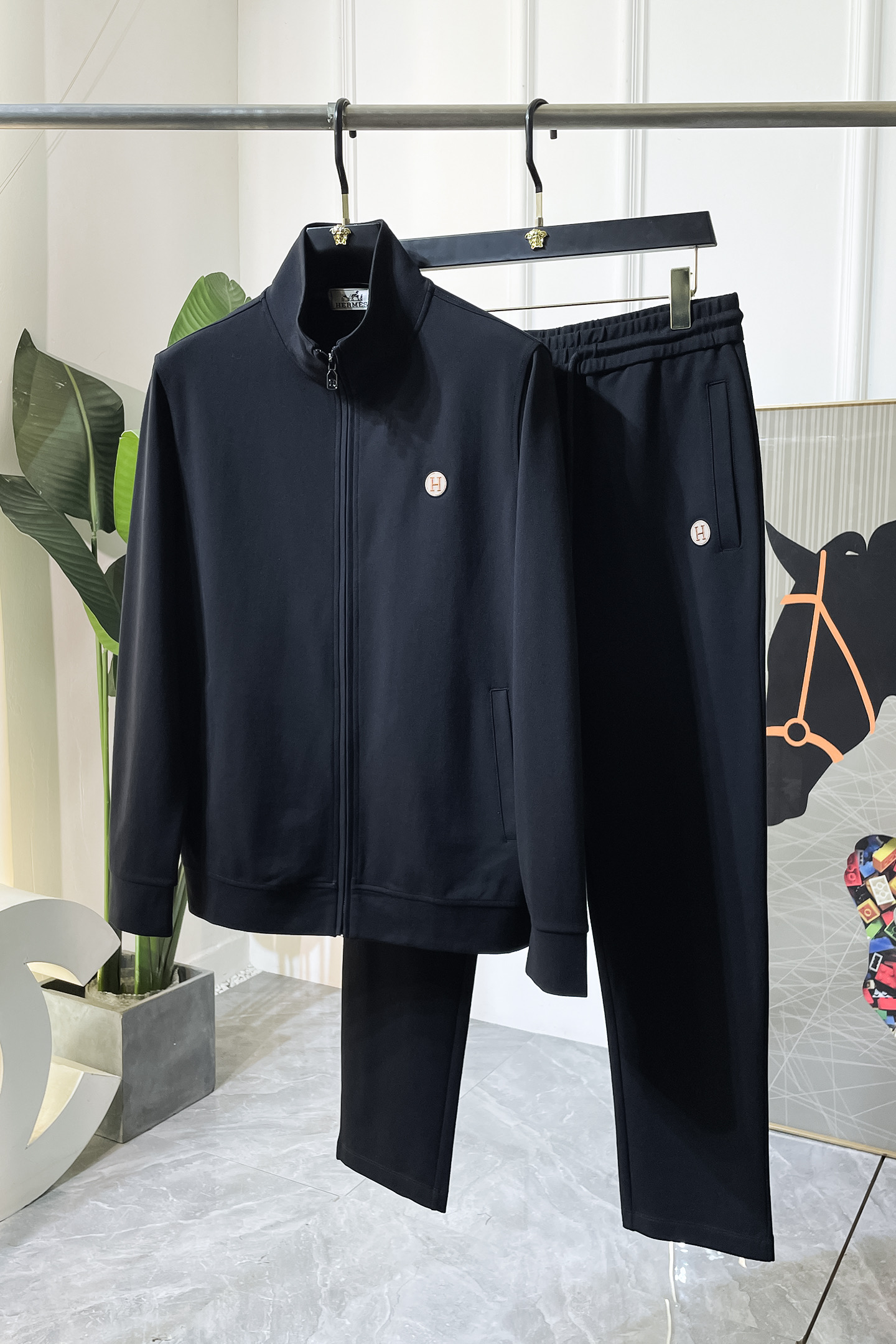 NO:531738,Hermas - SS autumn clothing new casual set!  Celebrities’ favorite fashion casual suits, simple and generous, craft design on the official website!  Clean and neat tailored, full of urban style. It is available for exclusive top custom fabrics, soft and dry, and the upper body has a crisp and stylish effect. The three-dimensional cutting process and the style are all high-standard and appropriate silhouette versions!  It’s not tight, just feel good when you wear it. With so many top-quality raw materials, you can create high-end products with unparalleled value. The first choice for high-end fashion fashion people with a complete range of three standards, and the upper body effect is super good!  Code number M-4XL, hermes, alexander wang19860909爱玛仕 - ss秋装新品休闲套装！明星最爱时装味休闲套装 简单大方,官网11工艺设计！干净利落剪裁 都市风十足 可供独家顶级定制面料,手感软糯干爽,上身效果挺括有型.立体裁剪工艺,版型上都是高标准,恰当好处的廓型版！又恰恰不紧绷,穿上心情就好,如此众多的顶级原料,打造出价值感无与伦比的高端产品,三标齐全高端潮流时尚人士首选,上身效果超级好看！码数M-4XL,,hermes,alexander wang,Men's clothing