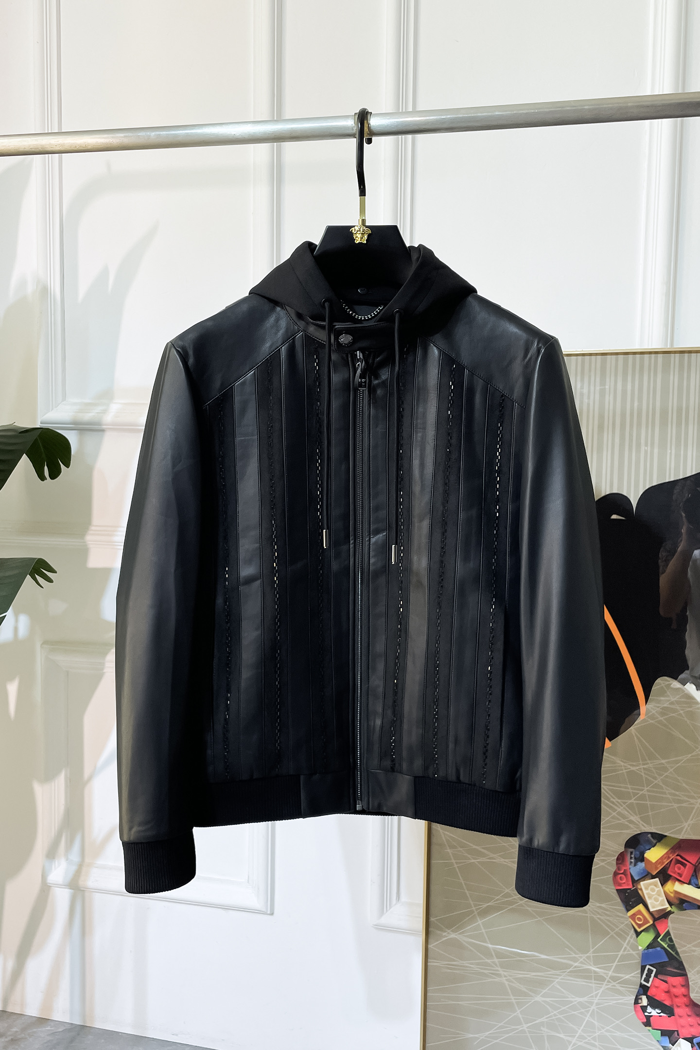 NO:526348,Givenchy - 2025ss autumn and winter hot-sized fashion leather patchwork jacket, customized high-quality polyester fiber fabric!  Top-level fashion brand elements logo design, complete with three standards!  The original hardware and accessories have smooth lines and exquisite craftsmanship, excellent upper body style, comfortable fabric, windproof and warm, and casual matching are very fashionable, handsome, casual and fashionable men's must-have!  Size M-3XL can wear up to 190 catties!  ,,givenchy,jackets & coats,jackets & coats,alexander wang19860909纪梵希- 2025ss秋冬大爆款精品时尚真皮拼接夹克外套,定制高品质聚酯纤维面料！顶级时尚大牌元素logo设计,三标齐全！原版五金辅料,线条流畅,工艺精致,上身版型超赞,面料舒适,挡风保暖,随意搭配都非常时尚帅气休闲时尚男仕必备款哦！尺码M-3XL 最大可穿190斤！,,givenchy,jackets & coats,jackets & coats,alexander wang,Men's clothing