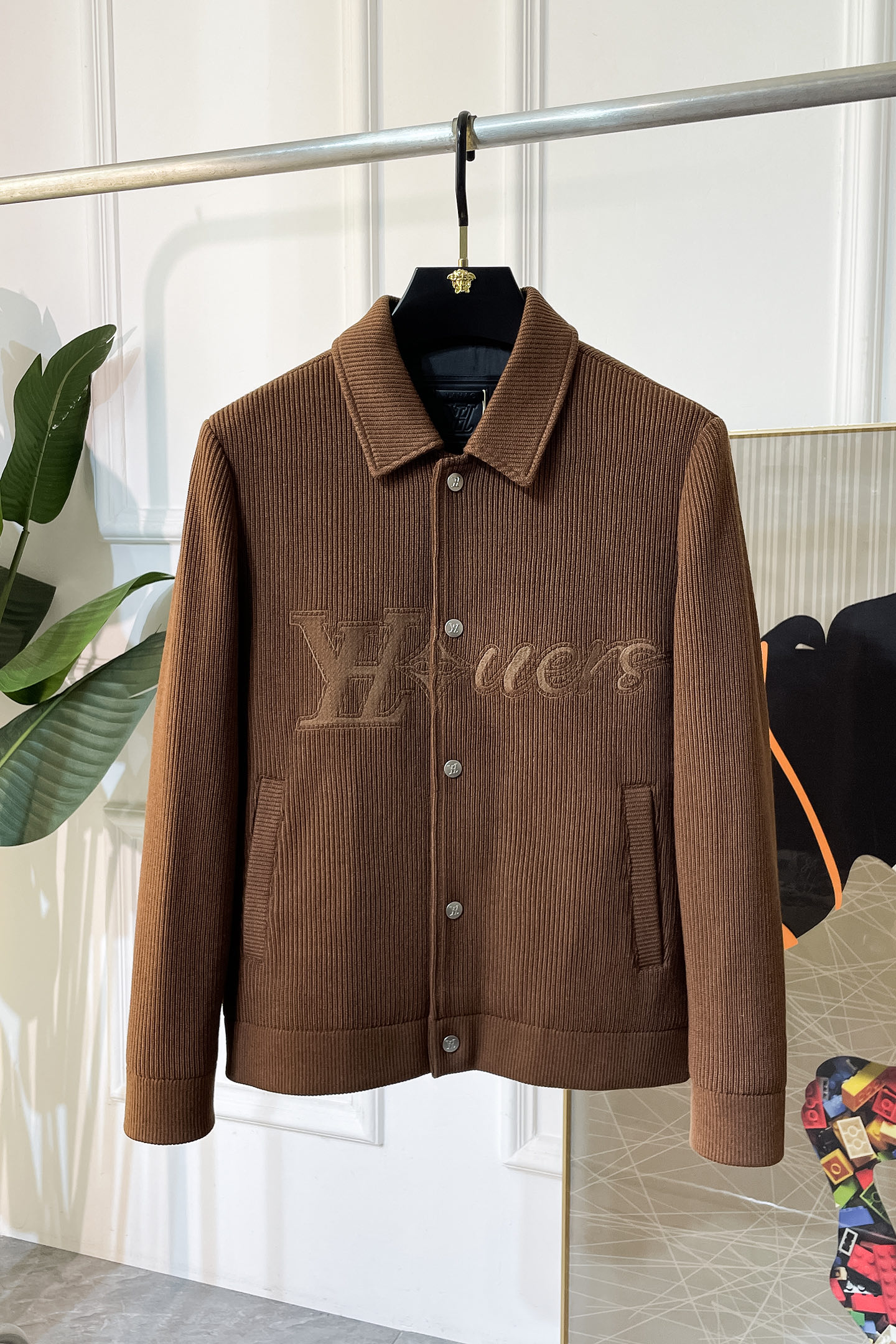 NO:524253,LV-ss autumn and winter boutique business casual jackets, customized high-quality polyester fiber fabric!  Top-level fashion brand elements logo design, complete with three standards!  The original hardware and accessories have smooth lines and exquisite craftsmanship, excellent upper body style, comfortable fabric, windproof and warm, and casual matching are very fashionable, handsome, casual and fashionable men's must-have!  Size M-3XL can wear up to 190 catties!  ,,louis vuitton,jackets & coats,alexander wang19860909LV- ss秋冬大爆款精品商务休闲夹克,定制高品质聚酯纤维面料！顶级时尚大牌元素logo设计,三标齐全！原版五金辅料,线条流畅,工艺精致,上身版型超赞,面料舒适,挡风保暖,随意搭配都非常时尚帅气休闲时尚男仕必备款哦！尺码M-3XL 最大可穿190斤！,,louis vuitton,jackets & coats,alexander wang,Men's clothing