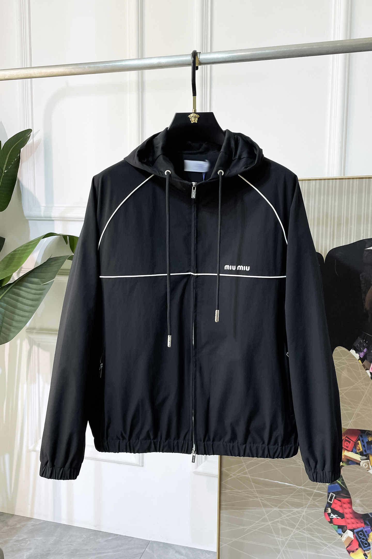 NO:525242,Misunderstanding - SS Fall and Winter Big Boutique Fashion Jacket, Customized High-quality Polyester Fabric!  Top-level fashion brand elements logo design, complete with three standards!  The original hardware and accessories have smooth lines and exquisite craftsmanship, excellent upper body style, comfortable fabric, windproof and warm, and casual matching are very fashionable, handsome, casual and fashionable men's must-have!  Size M-3XL can wear up to 200 catties!  ,,jackets & coats,jackets & coats,alexander wang19860909谬谬- ss秋冬大爆款精品时尚夹克外套,定制高品质聚酯纤维面料！顶级时尚大牌元素logo设计,三标齐全！原版五金辅料,线条流畅,工艺精致,上身版型超赞,面料舒适,挡风保暖,随意搭配都非常时尚帅气休闲时尚男仕必备款哦！尺码M-3XL 最大可穿200斤！,,jackets & coats,jackets & coats,alexander wang,Men's clothing