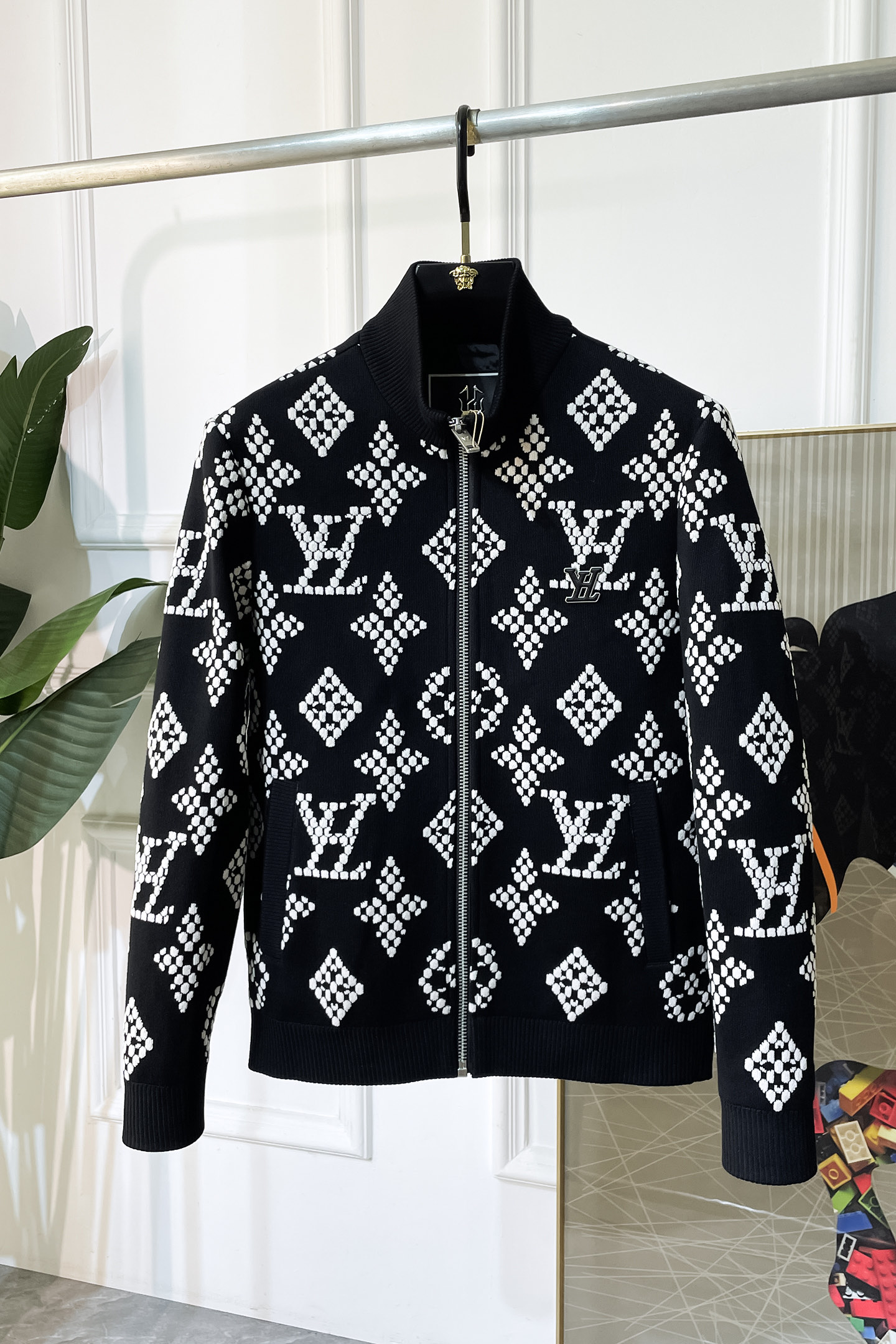 NO:524256,LV-ss Fall and Winter Big Boutique Fashion Knitted Jacket, Customized High-quality Polyester Fabric!  Top-level fashion brand elements logo design, complete with three standards!  The original hardware and accessories have smooth lines and exquisite craftsmanship, excellent upper body style, comfortable fabric, windproof and warm, and casual matching are very fashionable, handsome, casual and fashionable men's must-have!  Size M-3XL can wear up to 190 catties!  ,,louis vuitton,jackets & coats,alexander wang19860909LV- ss秋冬大爆款精品时尚针织夹克,定制高品质聚酯纤维面料！顶级时尚大牌元素logo设计,三标齐全！原版五金辅料,线条流畅,工艺精致,上身版型超赞,面料舒适,挡风保暖,随意搭配都非常时尚帅气休闲时尚男仕必备款哦！尺码M-3XL 最大可穿190斤！,,louis vuitton,jackets & coats,alexander wang,Men's clothing