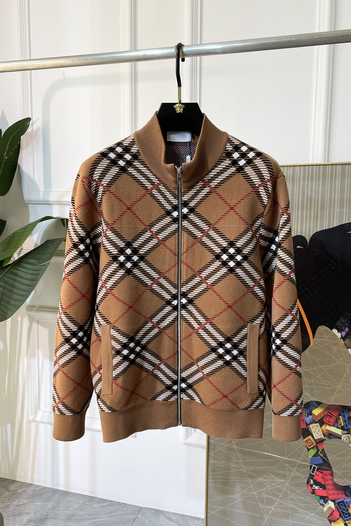 NO:524255,Burberry-ss-the big boutique fashion knitted jacket in autumn and winter, customized high-quality polyester fiber fabric!  Top-level fashion brand elements logo design, complete with three standards!  The original hardware and accessories have smooth lines and exquisite craftsmanship, excellent upper body style, comfortable fabric, windproof and warm, and casual matching are very fashionable, handsome, casual and fashionable men's must-have!  Size M-3XL can wear up to 190 catties!  ,burberry,jackets & coats,alexander wang19860909巴宝莉- ss秋冬大爆款精品时尚针织夹克,定制高品质聚酯纤维面料！顶级时尚大牌元素logo设计,三标齐全！原版五金辅料,线条流畅,工艺精致,上身版型超赞,面料舒适,挡风保暖,随意搭配都非常时尚帅气休闲时尚男仕必备款哦！尺码M-3XL 最大可穿190斤！,,burberry,jackets & coats,alexander wang,Men's clothing