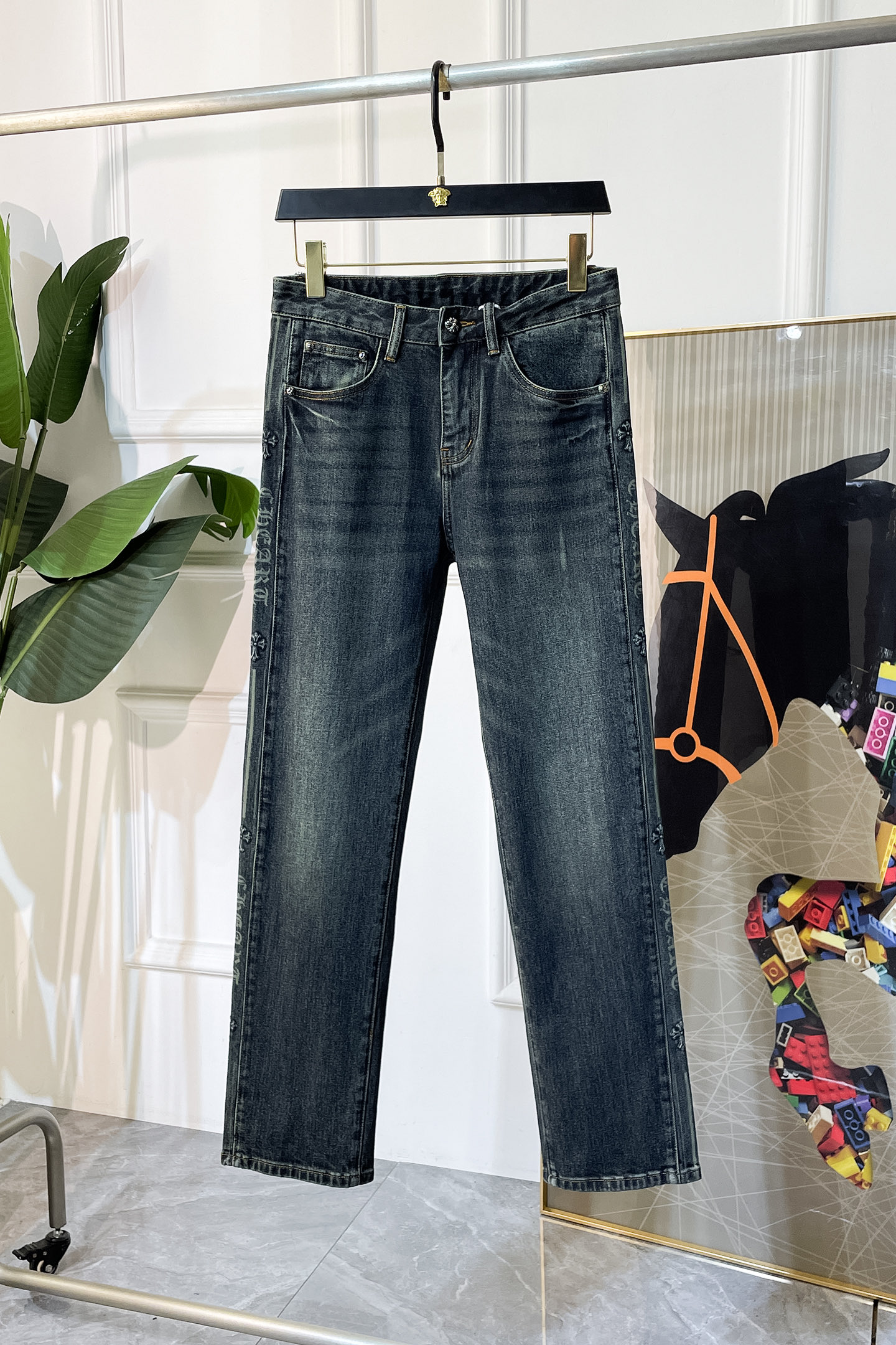 NO:531726,Croxin-Ss Snake Year Autumn and Winter Loose Edition Jeans. Original 1:1 production, perfect choice for daily life, simple, atmospheric, fashionable and stylish, customized imported tannin fabric, heavy industry washing process, complex and exquisite workmanship. Easy to cater to the needs of all seasons, soft and elastic, smooth and neat, original auxiliary hardware, comfortable and easy to match on the upper body, durable code number 29-36, chrome hearts, jeans, alexander wang19860909克罗芯- ss蛇年秋冬宽松版牛仔裤.原单1:1制作,日常必备的完美之选,简单大气亦时尚有型,定制进口丹宁面料 ,重工洗水工艺,做工复杂工艺精湛.轻松迎合四季需要,手感柔软带弹力,流畅利落,原版辅料五金,上身舒适非常易搭耐看码数29-36,,chrome hearts,jeans,alexander wang,Men's clothing