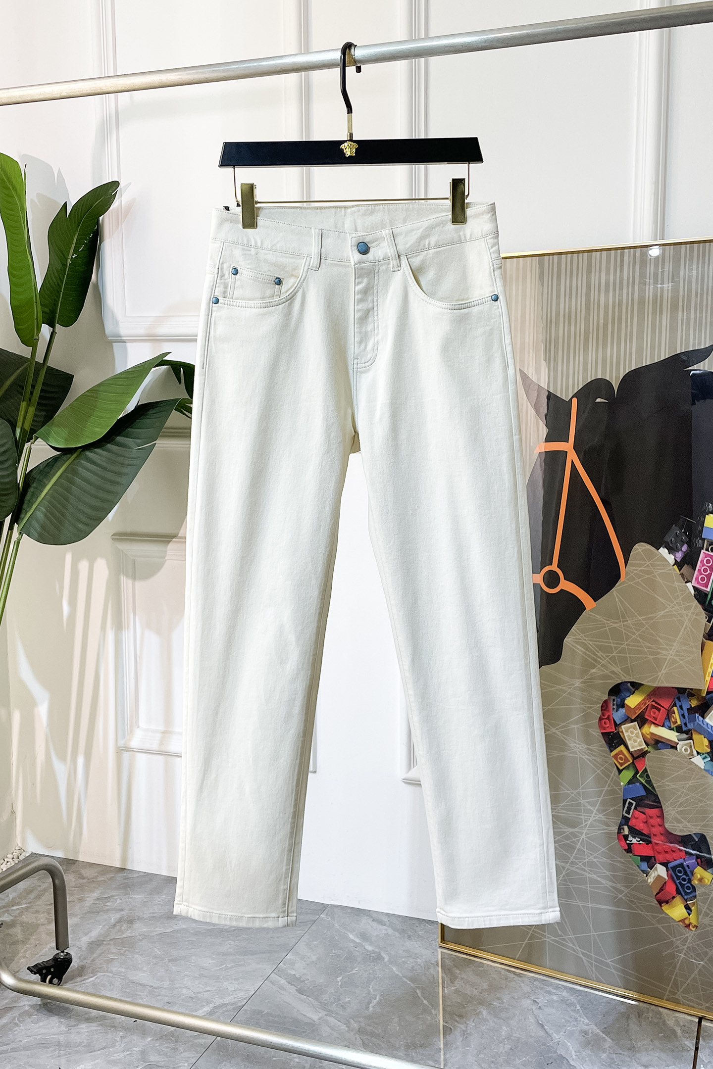 NO:531727,LV - Ss Snake Year Autumn and Winter Loose Edition Jeans. Original 1:1 production, perfect choice for daily life, simple, atmospheric, fashionable and stylish, customized imported tannin fabric, heavy industry washing process, complex and exquisite workmanship. Easy to cater to the needs of all seasons, soft and elastic, smooth and neat, original auxiliary hardware, comfortable and easy to match on the upper body, durable code number 29-36, louis vuitton, jeans, alexander wang19860909LV - ss蛇年秋冬宽松版牛仔裤.原单1:1制作,日常必备的完美之选,简单大气亦时尚有型,定制进口丹宁面料 ,重工洗水工艺,做工复杂工艺精湛.轻松迎合四季需要,手感柔软带弹力,流畅利落,原版辅料五金,上身舒适非常易搭耐看码数29-36,,louis vuitton,jeans,alexander wang,Men's clothing