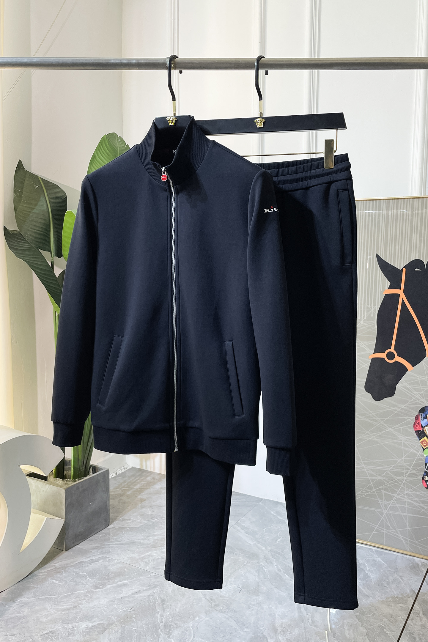 NO:527393,Kiton - ss autumn clothing new casual set!  Celebrities’ favorite fashion casual suits, simple and generous, craft design on the official website!  Clean and neat tailored, full of urban style. It is available for exclusive top custom fabrics, soft and dry, and the upper body has a crisp and stylish effect. The three-dimensional cutting process and the style are all high-standard and appropriate silhouette versions!  It’s not tight, just feel good when you wear it. With so many top-quality raw materials, you can create high-end products with unparalleled value. The first choice for high-end fashion fashion people with a complete range of three standards, and the upper body effect is super good!  Code number M-4XL, alexander wang19860909Kiton - ss秋装新品休闲套装！明星最爱时装味休闲套装 简单大方,官网11工艺设计！干净利落剪裁 都市风十足 可供独家顶级定制面料,手感软糯干爽,上身效果挺括有型.立体裁剪工艺,版型上都是高标准,恰当好处的廓型版！又恰恰不紧绷,穿上心情就好,如此众多的顶级原料,打造出价值感无与伦比的高端产品,三标齐全高端潮流时尚人士首选,上身效果超级好看！码数M-4XL,,alexander wang,Men's clothing