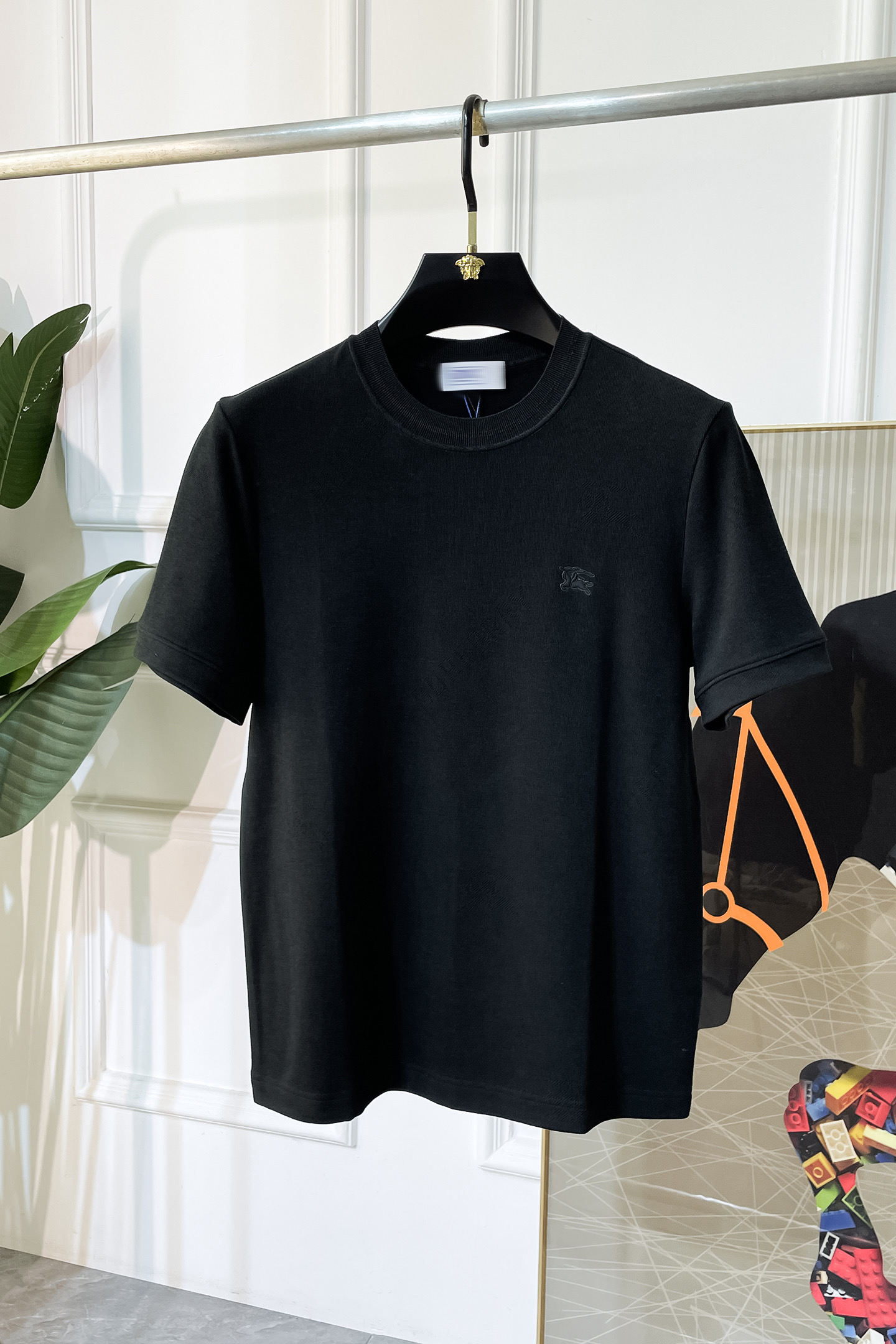 NO:527459,Burberry -ss autumn and winter half-sleeved base shirt series!  Casual business wear, essential for inner wear, selected top-split cashmere blended fabric, the fabric feels delicate, close-fitting and comfortable without thorning, the upper body style is good, warm, the counter logo design is very unique, male gods, don’t miss it!  Size M-3XL, burberry,alexander wang19860909巴宝莉 -ss秋冬半袖打底衫系列！休闲商务外穿 内搭必备款,精选上等-精纺羊绒混纺面料,面料手感细腻,贴身舒适不扎肉,上身版型好 穿着保暖,专柜标志设计非常独特,男神们别错过！ 尺码 M-3XL,,burberry,alexander wang,Men's clothing