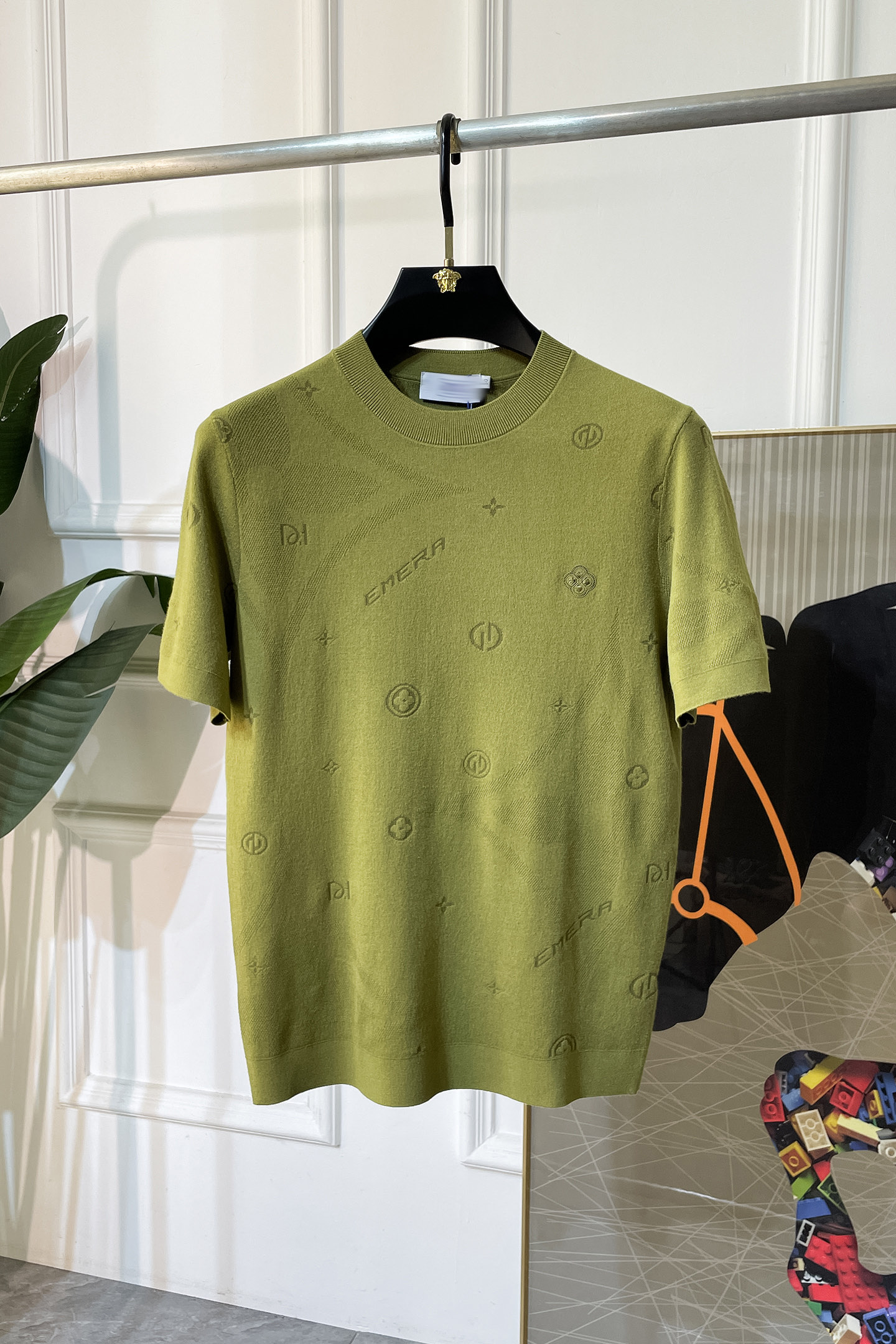 NO:527453,LV -ss autumn and winter half-sleeved base shirt series!  Casual business wear, essential for inner wear, selected top-grade - worsted mulberry silk blended fabric, delicate feel, close-fitting and comfortable without tying, good upper body style, warm wear, the counter logo design is very unique, male gods, don’t miss it!  Size M-3XL, louis vuitton,alexander wang19860909LV -ss秋冬半袖打底衫系列！休闲商务外穿 内搭必备款,精选上等-精纺桑蚕丝混纺面料,面料手感细腻,贴身舒适不扎肉,上身版型好 穿着保暖,专柜标志设计非常独特,男神们别错过！ 尺码 M-3XL,,louis vuitton,alexander wang,Men's clothing