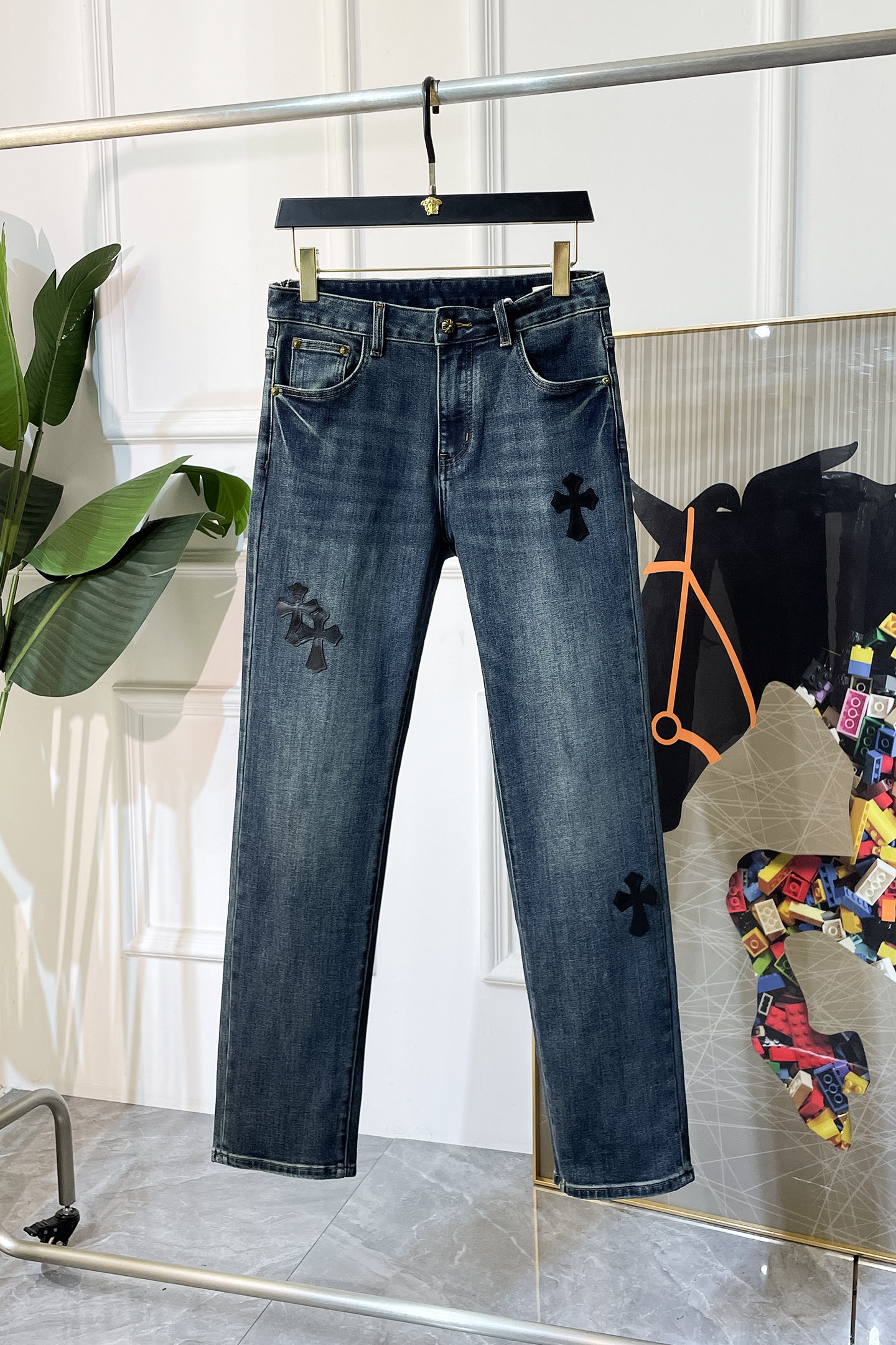 NO:531728,Croxin-Ss Snake Year Autumn and Winter Loose Edition Jeans. Original 1:1 production, perfect choice for daily life, simple, atmospheric, fashionable and stylish, customized imported tannin fabric, heavy industry washing process, complex and exquisite workmanship. Easy to cater to the needs of all seasons, soft and elastic, smooth and neat, original auxiliary hardware, comfortable and easy to match on the upper body, durable code number 29-36, chrome hearts, jeans, alexander wang19860909克罗芯- ss蛇年秋冬宽松版牛仔裤.原单1:1制作,日常必备的完美之选,简单大气亦时尚有型,定制进口丹宁面料 ,重工洗水工艺,做工复杂工艺精湛.轻松迎合四季需要,手感柔软带弹力,流畅利落,原版辅料五金,上身舒适非常易搭耐看码数29-36,,chrome hearts,jeans,alexander wang,Men's clothing