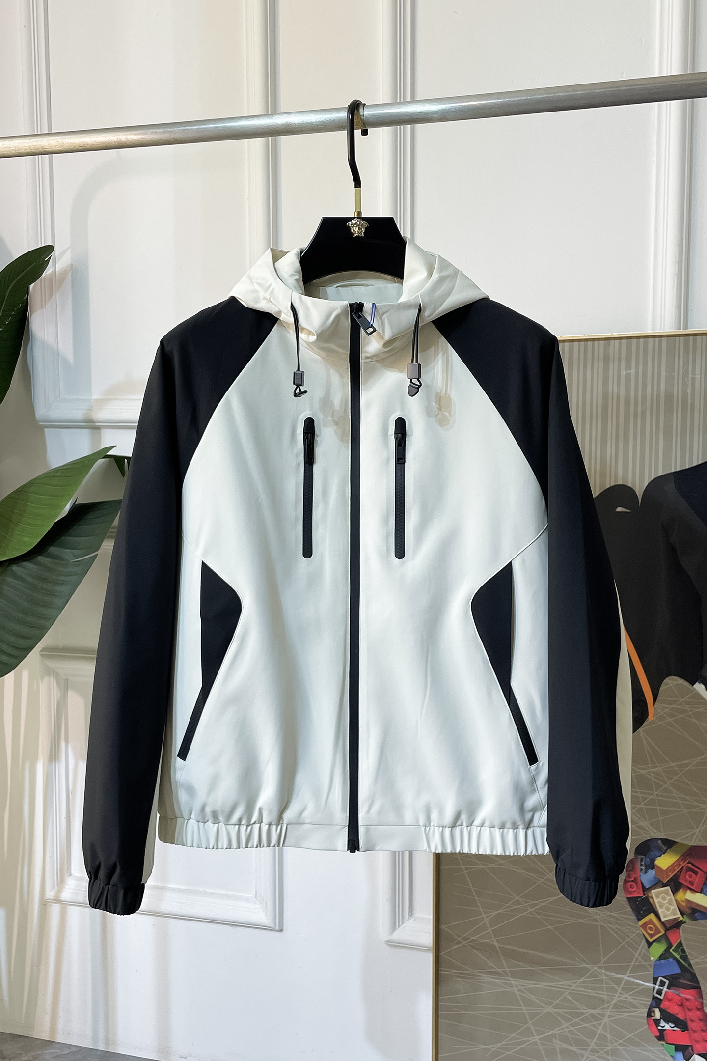 NO:525241,Prada-ss's big hit autumn and winter boutique and fashionable outdoor windbreaker jacket, customized high-quality polyester fiber fabric!  Top-level fashion brand elements logo design, complete with three standards!  The original hardware and accessories have smooth lines and exquisite craftsmanship, excellent upper body style, comfortable fabric, windproof and warm, and casual matching are very fashionable, handsome, casual and fashionable men's must-have!  Size M-3XL can wear up to 200 catties!  ,,prada,jackets & coats,alexander wang19860909普拉达- ss秋冬大爆款精品时尚户外风衣外套,定制高品质聚酯纤维面料！顶级时尚大牌元素logo设计,三标齐全！原版五金辅料,线条流畅,工艺精致,上身版型超赞,面料舒适,挡风保暖,随意搭配都非常时尚帅气休闲时尚男仕必备款哦！尺码M-3XL 最大可穿200斤！,,prada,jackets & coats,alexander wang,Men's clothing