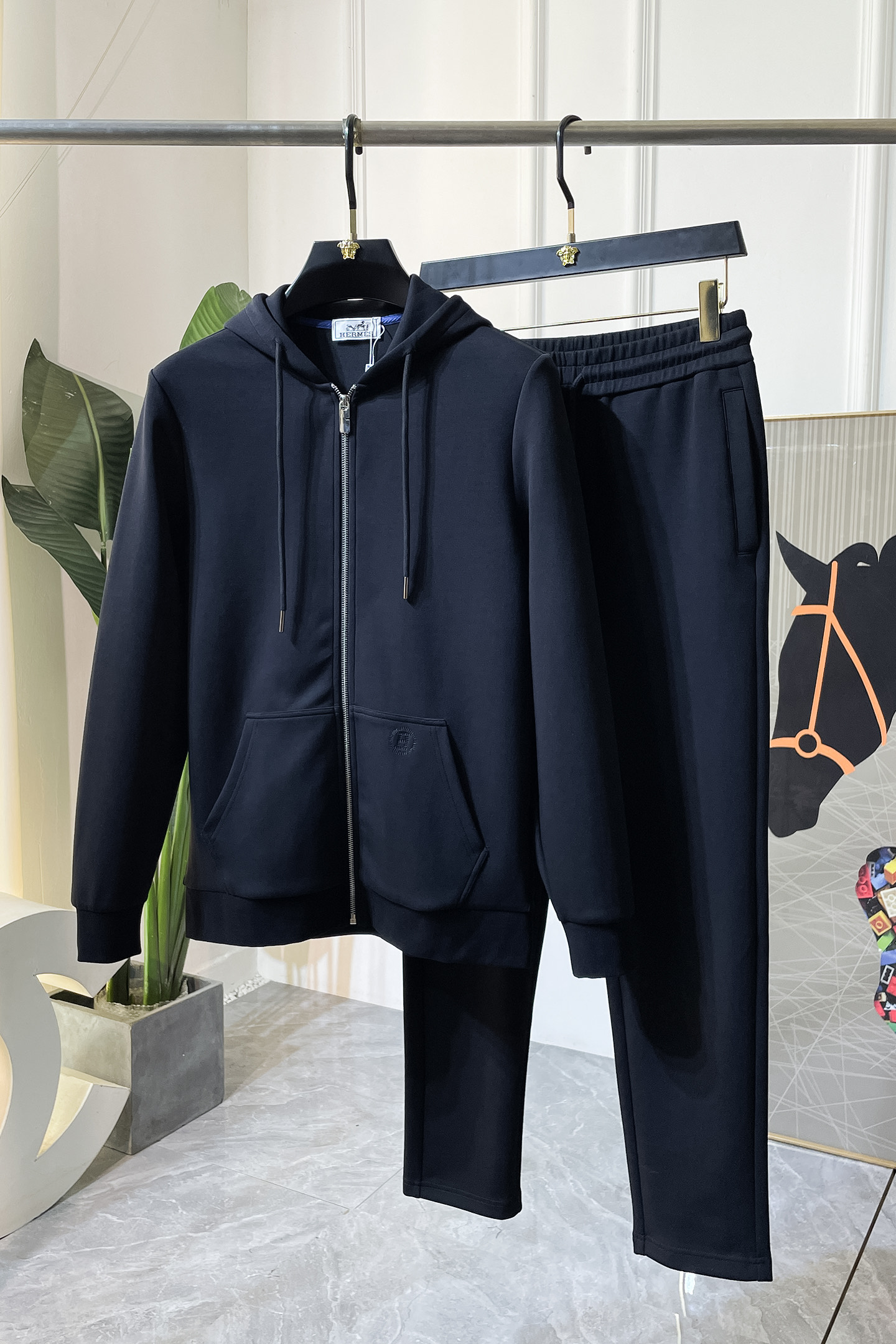 NO:526364,Hermas - 2025ss autumn clothing new casual set!  Celebrities’ favorite fashion casual suits, simple and generous, craft design on the official website!  Clean and neat tailored, full of urban style. It is available for exclusive top custom fabrics, soft and dry, and the upper body has a crisp and stylish effect. The three-dimensional cutting process and the style are all high-standard and appropriate silhouette versions!  It’s not tight, just feel good when you wear it. With so many top-quality raw materials, you can create high-end products with unparalleled value. The first choice for high-end fashion fashion people with a complete range of three standards, and the upper body effect is super good!  Code number M-4XL, hermes, alexander wang19860909爱玛仕 - 2025ss秋装新品休闲套装！明星最爱时装味休闲套装 简单大方,官网11工艺设计！干净利落剪裁 都市风十足 可供独家顶级定制面料,手感软糯干爽,上身效果挺括有型.立体裁剪工艺,版型上都是高标准,恰当好处的廓型版！又恰恰不紧绷,穿上心情就好,如此众多的顶级原料,打造出价值感无与伦比的高端产品,三标齐全高端潮流时尚人士首选,上身效果超级好看！码数M-4XL,,hermes,alexander wang,Men's clothing