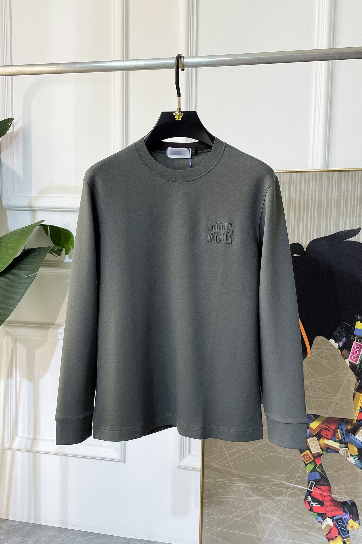 NO:524241,Misunderstanding - SS's new autumn style, the highest version of fashionable cashmere sweatshirt T-shirt, a must-have classic work every year. It is favored and praised by major stars. It is selected with high-end European cotton blend fabrics, heavy craftsmanship production, original hardware auxiliary material logo design, soft and smooth, and dense texture!  Fashionable and stylish upper body!  One of the impeccable must-choose styles for autumn!  M-3XL, hoodie, sweatshirts,tees,t-shirt,alexander wang19860909谬谬 - ss秋季大爆新款,最高版本时尚羊绒卫衣T恤、每年必出的经典之作.受各大明星的青睐推崇,精选高端欧棉混纺面料,重工艺制作,原版五金辅料logo设计,柔软顺滑,质地密实！上身时尚有型！秋季无可挑剔必选款式之一！M-3XL,,hoodie,sweatshirts,tees，t-shirt,alexander wang,Men's clothing