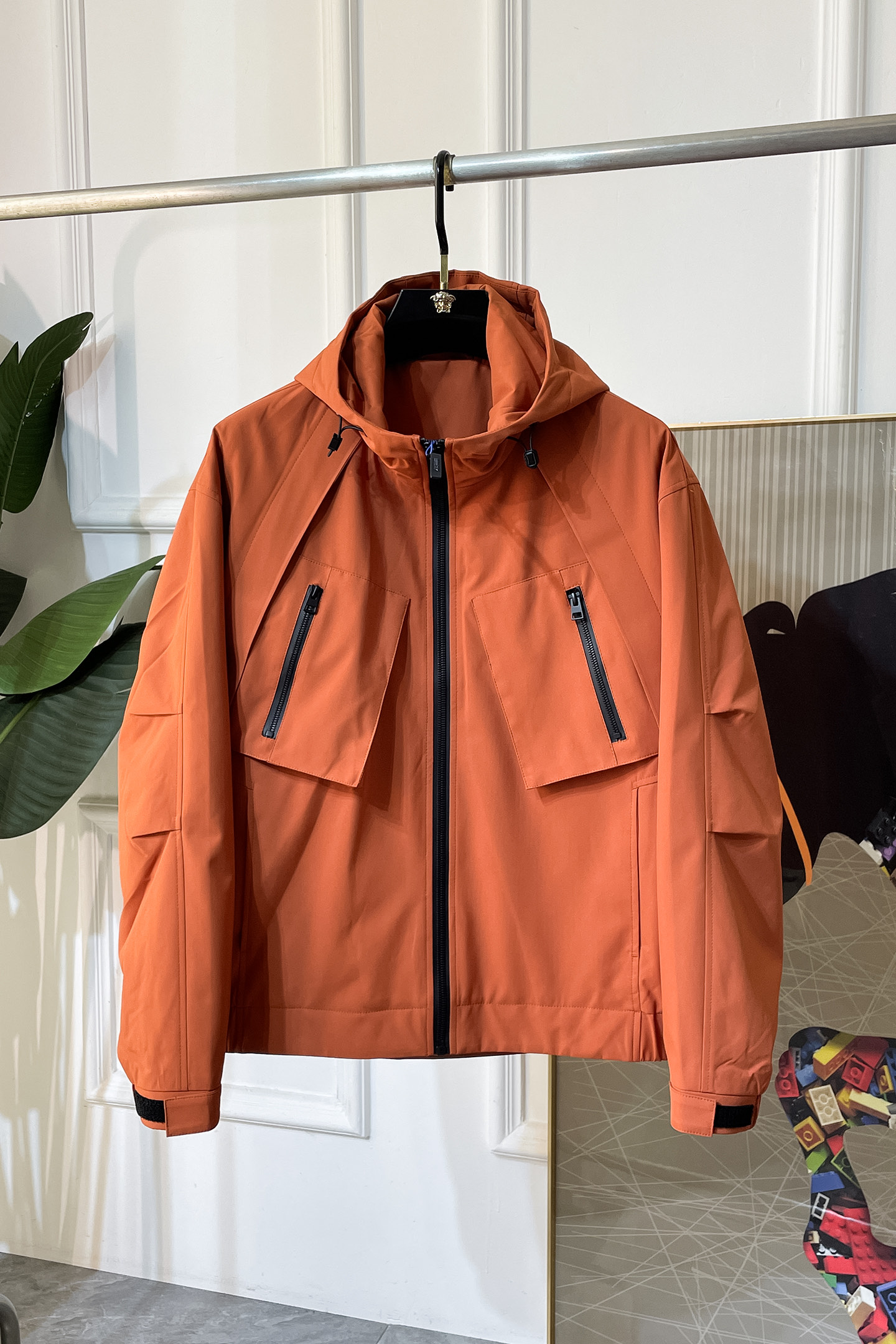 NO:526369,Burberry- 2025ss autumn and winter big boutique fashionable jackets, customized high-quality polyester fiber fabric!  Top-level fashion brand elements logo design, complete with three standards!  The original hardware and accessories have smooth lines and exquisite craftsmanship, excellent upper body style, comfortable fabric, windproof and warm, and casual matching are very fashionable, handsome, casual and fashionable men's must-have!  Size M-3XL can wear up to 190 catties!  ,burberry,jackets & coats,jackets & coats,alexander wang19860909巴宝莉- 2025ss秋冬大爆款精品时尚夹克外套,定制高品质聚酯纤维面料！顶级时尚大牌元素logo设计,三标齐全！原版五金辅料,线条流畅,工艺精致,上身版型超赞,面料舒适,挡风保暖,随意搭配都非常时尚帅气休闲时尚男仕必备款哦！尺码M-3XL 最大可穿190斤！,,burberry,jackets & coats,jackets & coats,alexander wang,Men's clothing