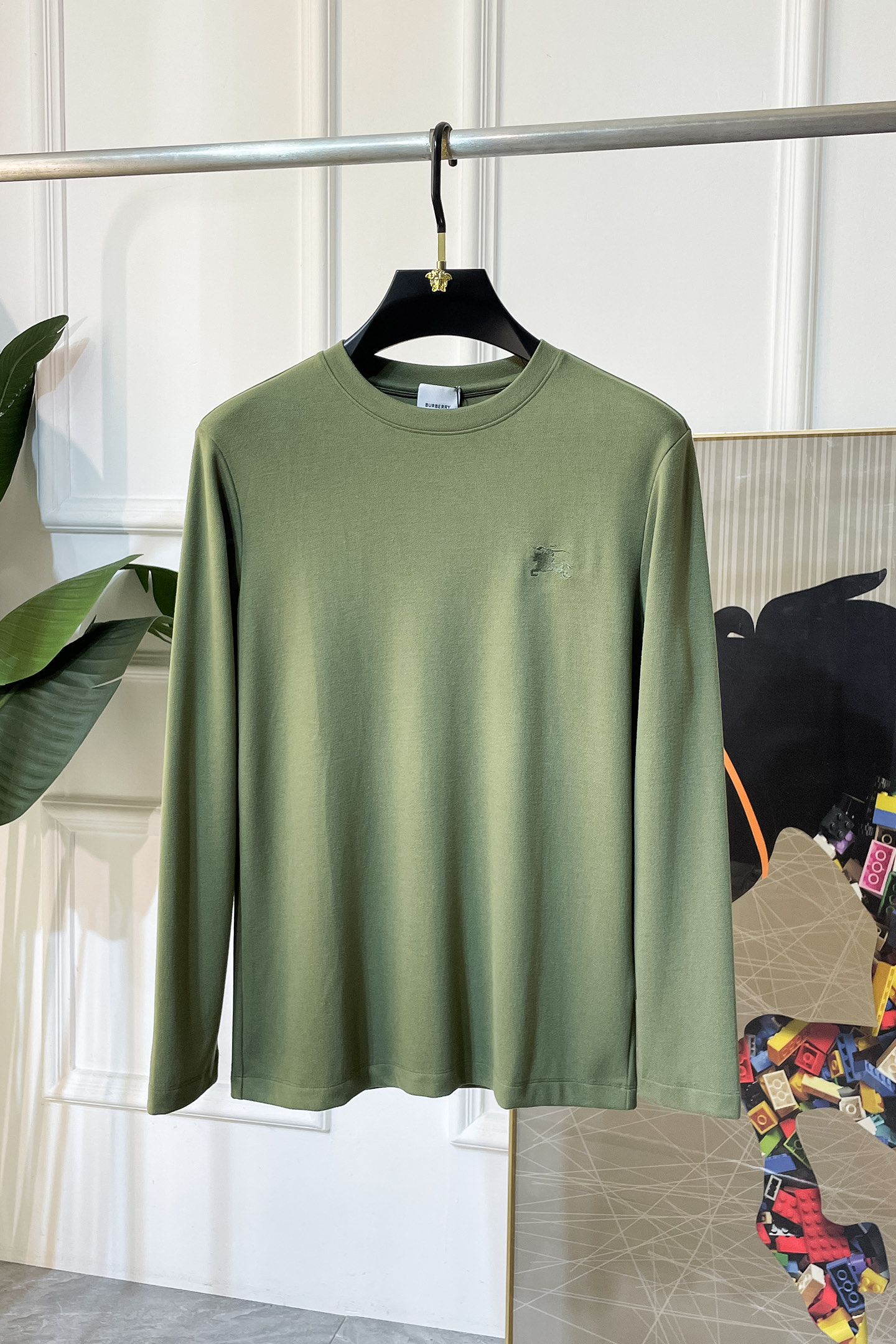 NO:531745,Burberry - SS autumn clothing is a big hit long-sleeved T-shirt, which uses customized high-end cotton fabrics. Fashionable brand element logo design, soft, delicate, comfortable and warm, made with multiple craftsmanship. Basic base shirts are indispensable for men's wardrobe. They can be matched with various clothing anytime and anywhere to meet your daily needs. The clothes design is simple but not simple. Dear, hurry up and buy it. Standard version size M~3XL, up to 200 pounds!  ,burberry,tees,t-shirt,alexander wang19860909巴宝莉 - ss秋装大爆款长袖T恤,采用定制高级棉面料 时尚大牌元素logo设计,柔软细腻舒适保暖,多重工艺制作,男人的衣柜都少不了基础打底衫 随时随地都可以拿来搭配各种服饰 满足您日常生活需求 ,衣服设计简约而不简单 , 亲们赶紧入手 标准版型 尺码M~3XL 最大可穿200斤！,,burberry,tees，t-shirt,alexander wang,Men's clothing