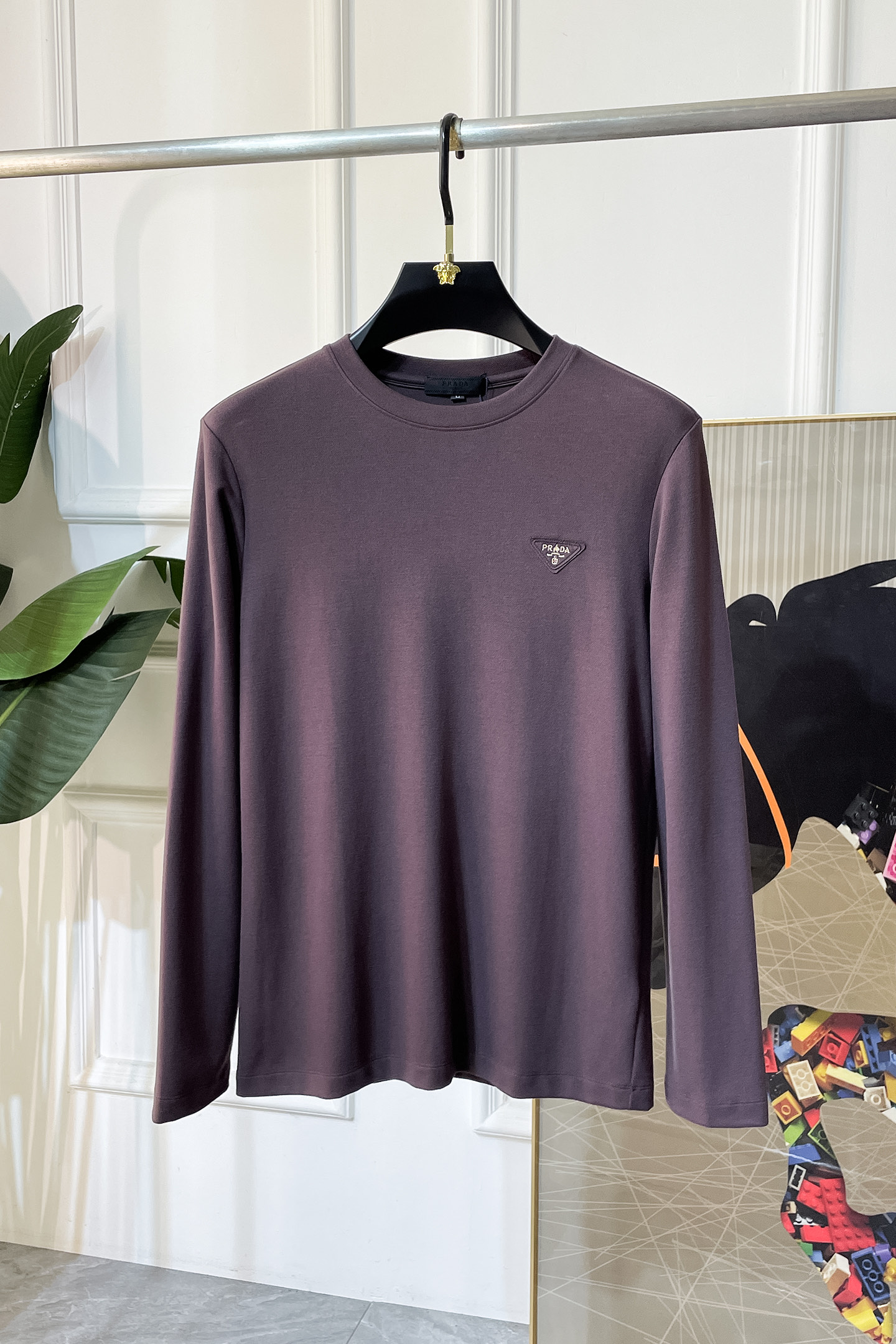 NO:525218,Prada - SS autumn clothing is a big hit long-sleeved T-shirt, made of customized high-end cotton fabric, fashionable brand element logo design, soft, delicate, comfortable and warm, made with multiple craftsmanship, basic base shirts are indispensable for men's wardrobe. They can be matched with various clothing anytime and anywhere to meet your daily needs. The clothes design is simple but not simple. Dear, hurry up and buy it. Standard version size M~3XL, up to 200 pounds!  ,,prada,tees,t-shirt,alexander wang19860909普拉达 - ss秋装大爆款长袖T恤,采用定制高级棉面料 时尚大牌元素logo设计,柔软细腻舒适保暖,多重工艺制作,男人的衣柜都少不了基础打底衫 随时随地都可以拿来搭配各种服饰 满足您日常生活需求 ,衣服设计简约而不简单 , 亲们赶紧入手 标准版型 尺码M~3XL 最大可穿200斤！,,prada,tees，t-shirt,alexander wang,Men's clothing