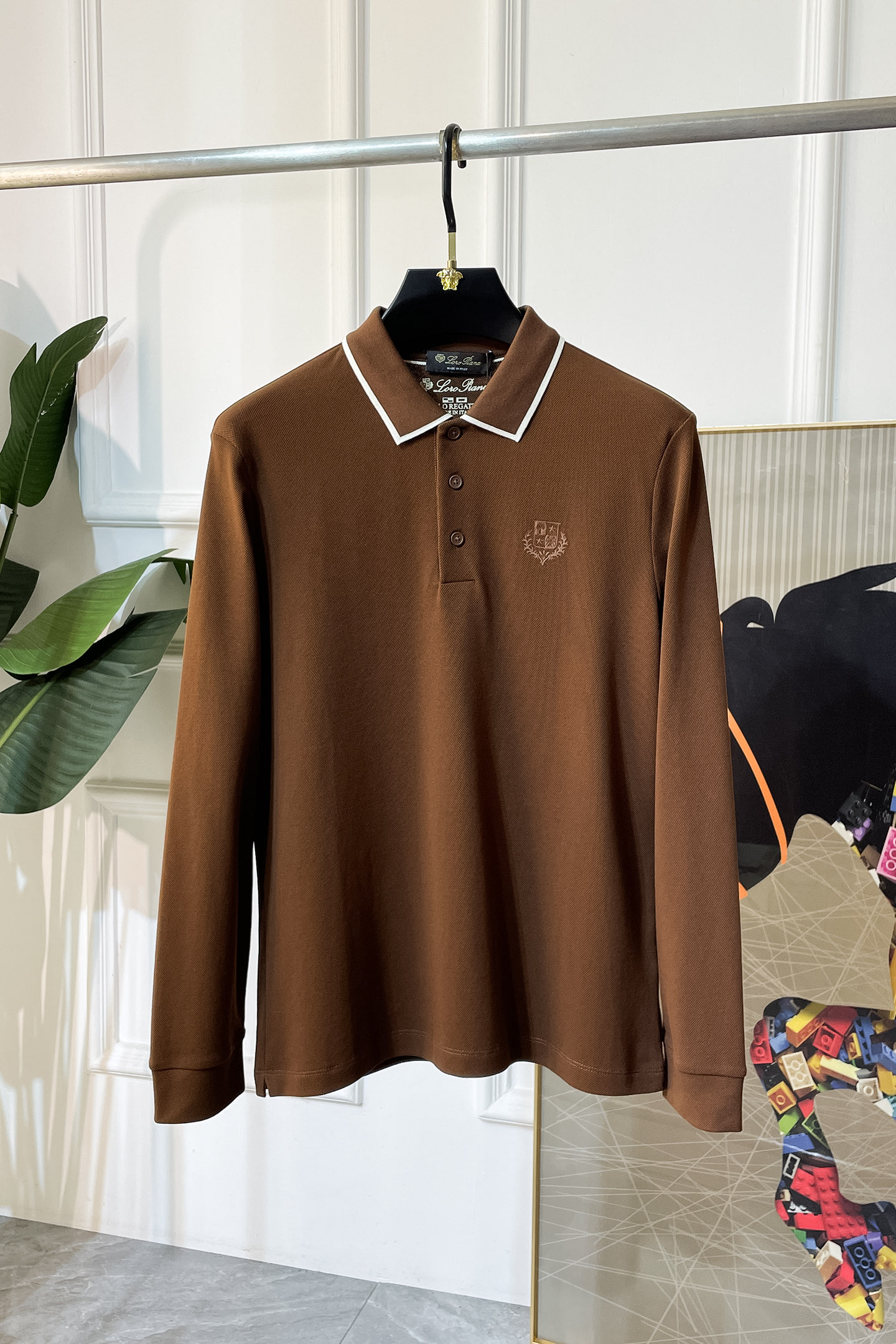 NO:531741,LP Noyou-Ss Autumn and Winter Counter Polo Long Sleeve T-shirt, casual and fashionable outside, essential for inner wear, customized imported high-end cotton fabric, delicate fabric, close-fitting and comfortable without thorn, good upper body style, warm, the counter logo design is very unique, original quality and craftsmanship is absolutely the highest version in the market, the top original version is super-skinned, soft and crisp, not easy to deform. The lock edge sewing plates are very rigorous and exquisite, absolutely first-line OEM requirements!  Don't miss it, male gods!  Size M-3XL can wear up to 200 catties!  ,loro piana,tees,t-shirt,alexander wang19860909LP诺悠- ss秋冬专柜大爆款polo长袖T恤,休闲时尚外穿 内搭必备款,定制进口高级棉面料,面料手感细腻,贴身舒适不扎肉,上身版型好 穿着保暖,专柜标志设计非常独特,原版品质与工艺 绝对市场最高版本 顶级原版穿着超赞 柔顺挺括,不易变形.锁边缝盘都非常严谨考究 绝对一线代工要求！男神们别错过！ 尺码 M-3XL 最大可穿200斤！,,loro piana,tees，t-shirt,alexander wang,Men's clothing