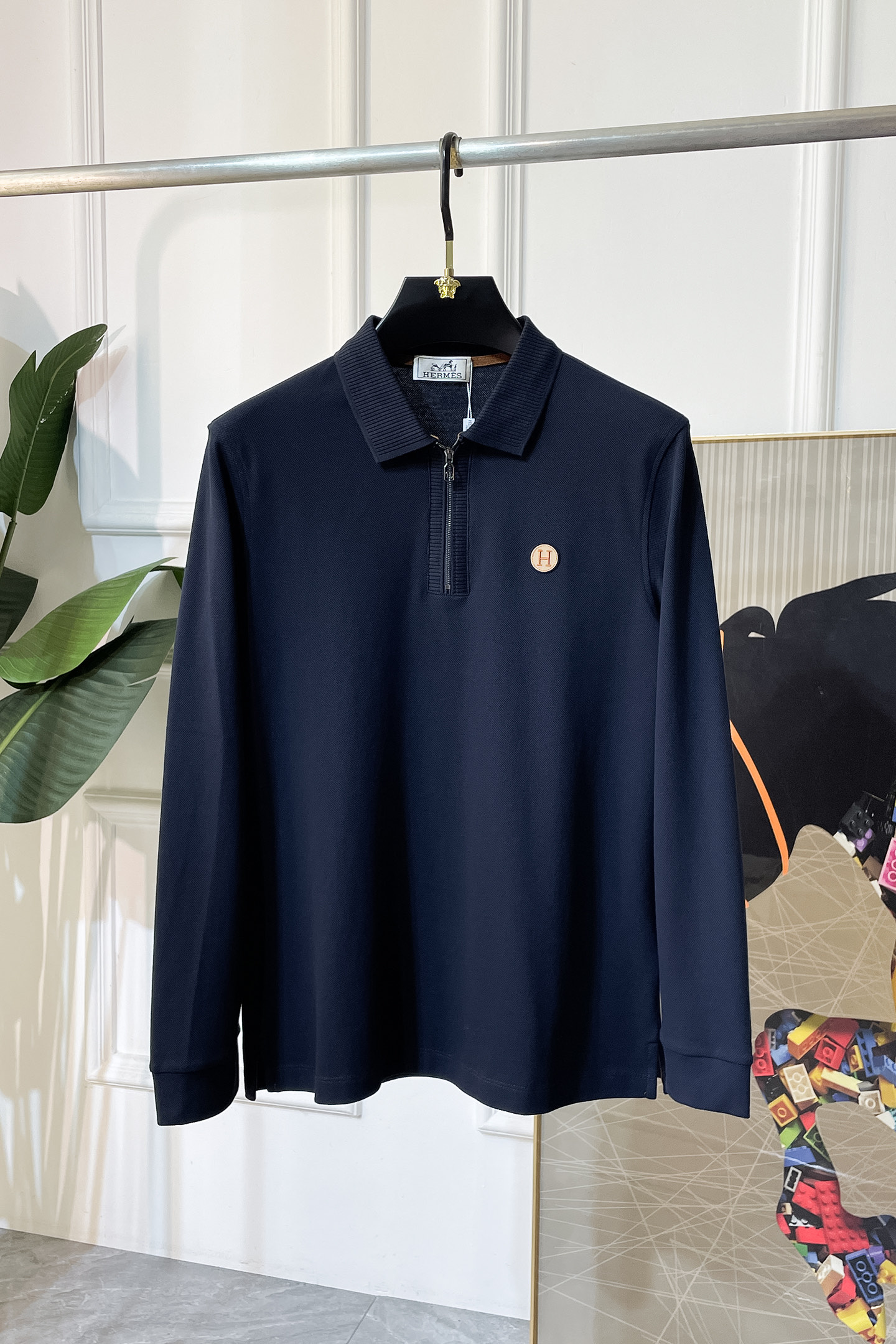 NO:525222,Hermas-Ss Autumn and Winter Counter Polo Long-sleeved T-shirt, casual and fashionable outside, essential for inner wear, customized imported high-end cotton fabric, delicate fabric, close-fitting and comfortable without thorn, good upper body style, warm, the counter logo design is very unique, original quality and craftsmanship, absolutely the highest version in the market, the top original version is super-skinned, soft and crisp, not easy to deform. The lock edge sewing plates are very rigorous and exquisite, absolutely first-line OEM requirements!  Don't miss it, male gods!  Size M-3XL can wear up to 200 catties!  ,,hermes,tees,t-shirt,alexander wang19860909爱玛仕- ss秋冬专柜大爆款polo长袖T恤,休闲时尚外穿 内搭必备款,定制进口高级棉面料,面料手感细腻,贴身舒适不扎肉,上身版型好 穿着保暖,专柜标志设计非常独特,原版品质与工艺 绝对市场最高版本 顶级原版穿着超赞 柔顺挺括,不易变形.锁边缝盘都非常严谨考究 绝对一线代工要求！男神们别错过！ 尺码 M-3XL 最大可穿200斤！,,hermes,tees，t-shirt,alexander wang,Men's clothing