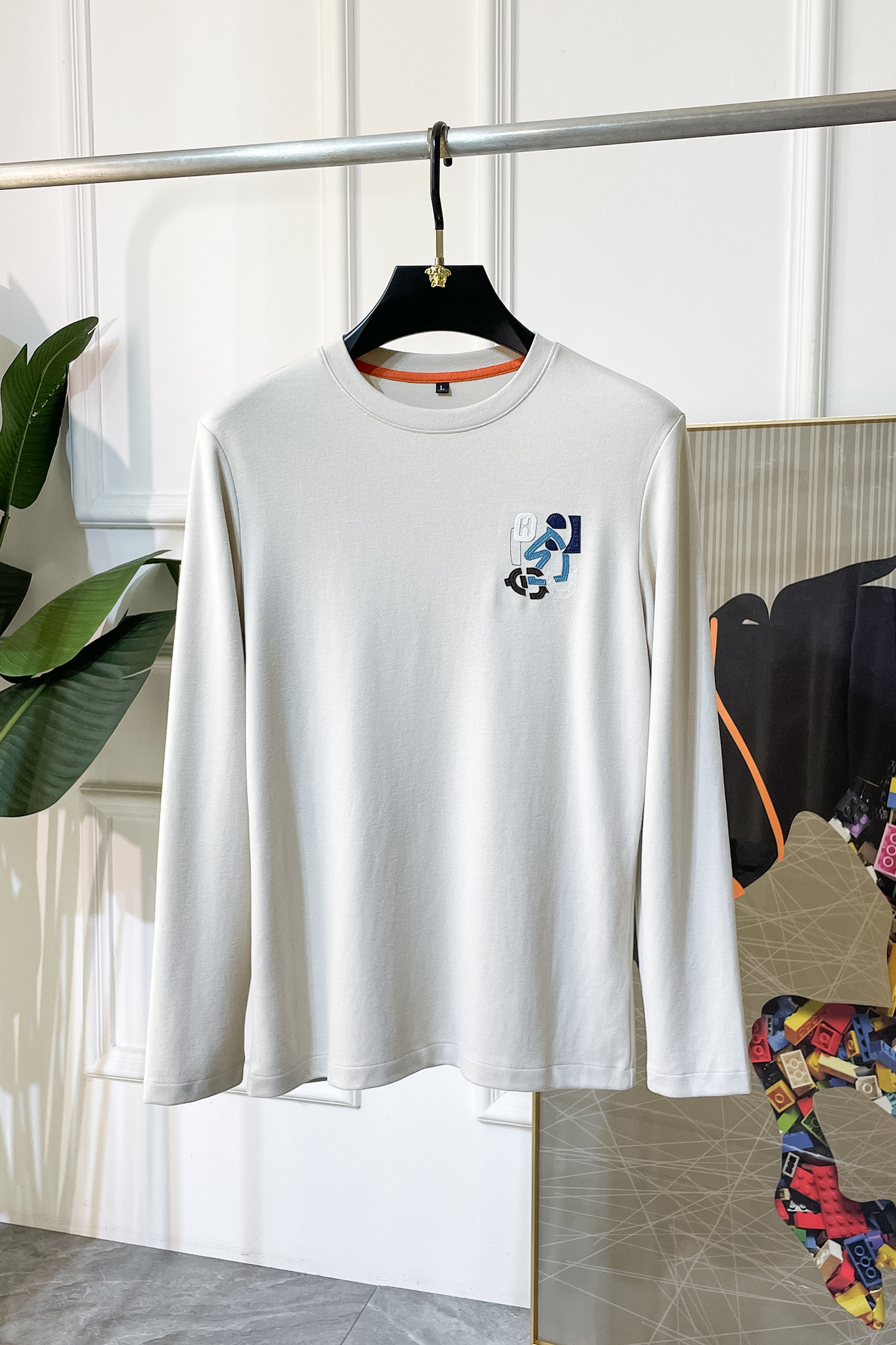 NO:531747,Hermas - SS autumn clothing is a big hit long-sleeved T-shirt, which uses customized high-end cotton fabrics. Fashionable and big-name elements logo design, soft, delicate, comfortable and warm, made with multiple craftsmanship. Basic base shirts are indispensable for men's wardrobe. They can be matched with various clothing anytime and anywhere to meet your daily needs. The clothes are simple but not simple. Dear, hurry up and buy them. Standard version size M~3XL, up to 200 pounds!  ,,hermes,tees,t-shirt,alexander wang19860909爱玛仕 - ss秋装大爆款长袖T恤,采用定制高级棉面料 时尚大牌元素logo设计,柔软细腻舒适保暖,多重工艺制作,男人的衣柜都少不了基础打底衫 随时随地都可以拿来搭配各种服饰 满足您日常生活需求 ,衣服设计简约而不简单 , 亲们赶紧入手 标准版型 尺码M~3XL 最大可穿200斤！,,hermes,tees，t-shirt,alexander wang,Men's clothing