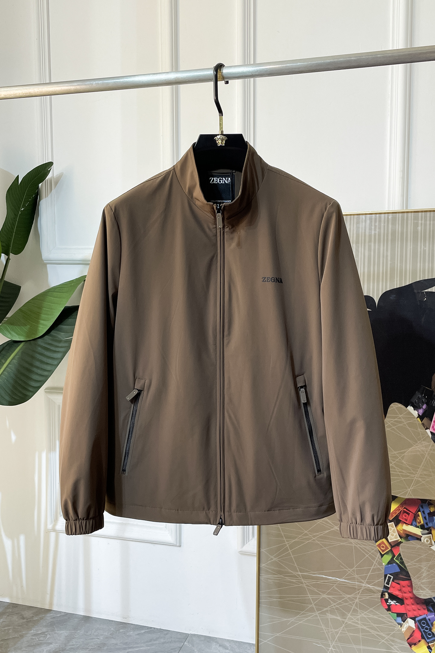 NO:526363,JINIA - 2025ss autumn and winter hot boutique fashionable jackets, customized high-quality polyester fiber fabric!  Top-level fashion brand elements logo design, complete with three standards!  The original hardware and accessories have smooth lines and exquisite craftsmanship, excellent upper body style, comfortable fabric, windproof and warm, and casual matching are very fashionable, handsome, casual and fashionable men's must-have!  Size M-3XL can wear up to 190 catties!  ,zegna,jackets & coats,jackets & coats,alexander wang19860909杰尼娅- 2025ss秋冬大爆款精品时尚夹克外套,定制高品质聚酯纤维面料！顶级时尚大牌元素logo设计,三标齐全！原版五金辅料,线条流畅,工艺精致,上身版型超赞,面料舒适,挡风保暖,随意搭配都非常时尚帅气休闲时尚男仕必备款哦！尺码M-3XL 最大可穿190斤！,,zegna,jackets & coats,jackets & coats,alexander wang,Men's clothing