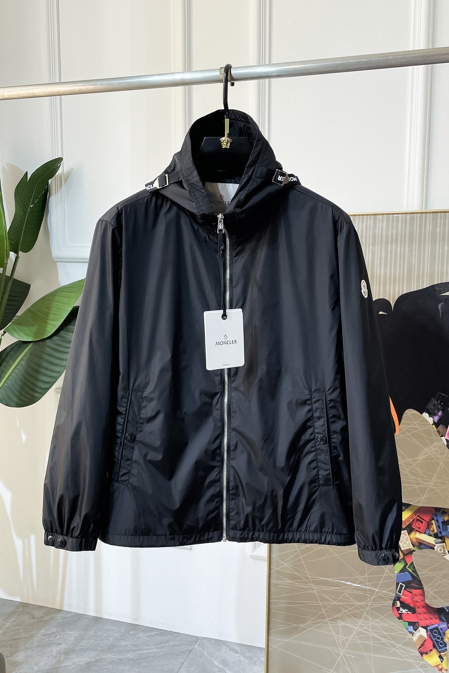 NO:529813,The cover - SS Early Autumn New Jacket is the same as the official website. The official website is synchronized, original customized polyester fiber fabric, clean surface design, hat design is more windproof and warm, zipper design of the lace zipper design is stronger, the brand logo on the chest highlights the brand characteristics, which is consistent with the original version, the latest jacket series of pipe network models is simple and not simple, original hardware and accessories, trendy and fashionable high-end people must leave the version!  Code count: M-3XL, Moncler, jackets & coats, hats, alexander wang19860909蒙口 - ss早秋新款官网同款夹克 官网同步,原版订制聚酯纤维面料,面净版设计,戴帽设计更防风保暖,衣襟拉链设计保暖性更强,胸前品牌Logo标志彰显品牌特征,和原版一致,系列管网最新夹克款简约不简单的设计,原厂五金辅料,潮流时尚高档人士必留版！ 码数:M-3XL,,Moncler,jackets & coats,hats,alexander wang,Men's clothing