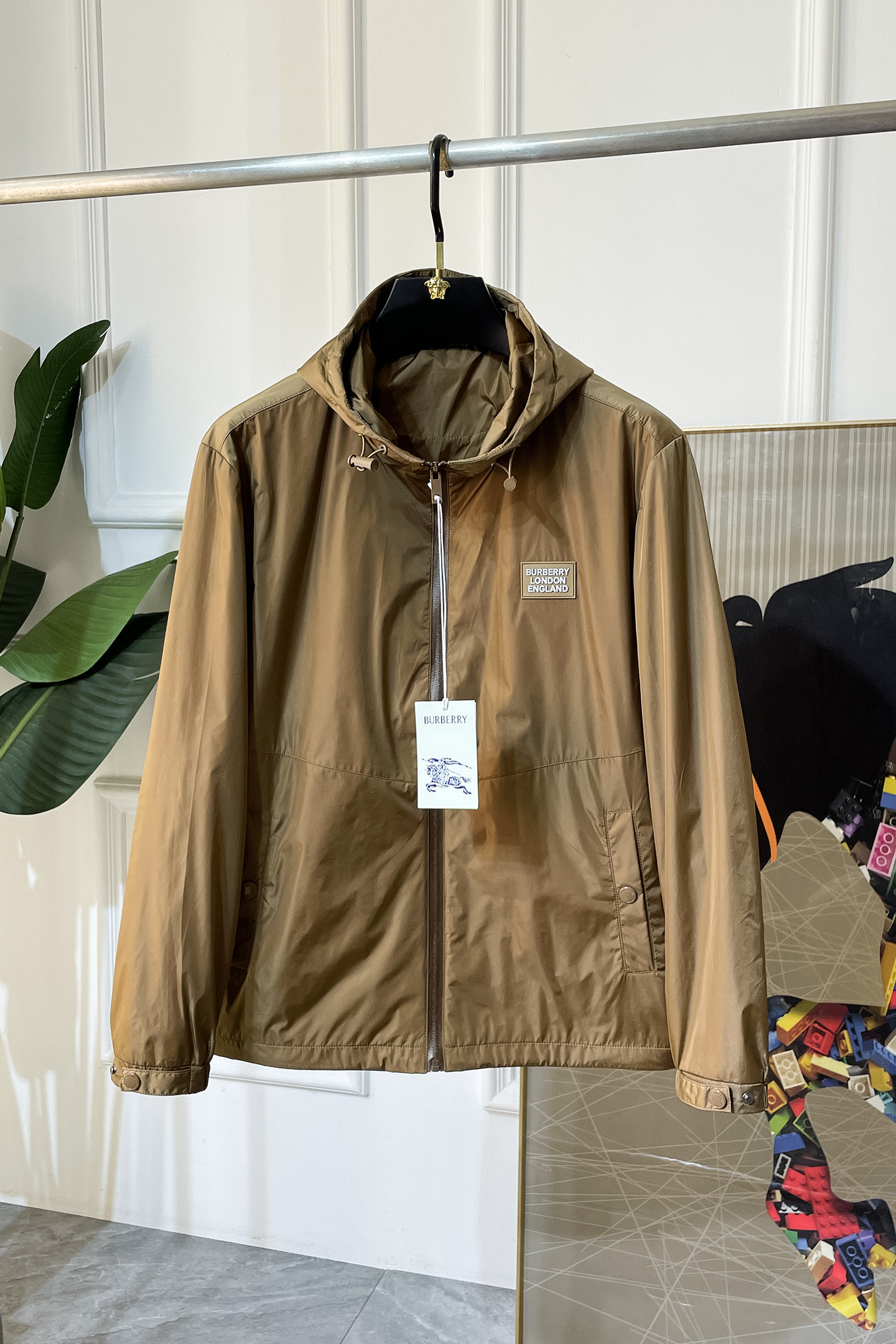 NO:529811,Burberry - SS Early Autumn New Jackets The official website is synchronized, original customized polyester fiber fabric, clean surface design, hat design is more windproof and warm, zipper design of the lace zipper design is stronger, the brand logo on the chest highlights the brand characteristics, which is consistent with the original version, the latest jacket series of pipe network models is simple and not simple, original hardware and accessories, trendy and fashionable high-end people must leave the version!  Code count: M-3XL, burberry, jackets & coats, hats, alexander wang19860909巴宝莉 - ss早秋新款官网同款夹克 官网同步,原版订制聚酯纤维面料,面净版设计,戴帽设计更防风保暖,衣襟拉链设计保暖性更强,胸前品牌Logo标志彰显品牌特征,和原版一致,系列管网最新夹克款简约不简单的设计,原厂五金辅料,潮流时尚高档人士必留版！ 码数:M-3XL,,burberry,jackets & coats,hats,alexander wang,Men's clothing