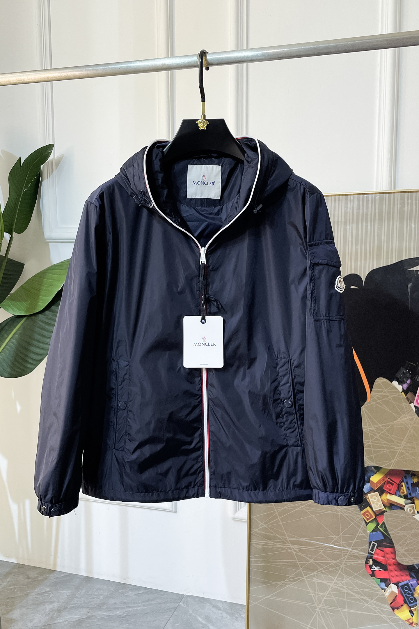 NO:529812,The cover - SS Early Autumn New Jacket is the same as the official website. The official website is synchronized, original customized polyester fiber fabric, clean surface design, hat design is more windproof and warm, zipper design of the lace zipper design is stronger, the brand logo on the chest highlights the brand characteristics, which is consistent with the original version, the latest jacket series of pipe network models is simple and not simple, original hardware and accessories, trendy and fashionable high-end people must leave the version!  Code count: M-3XL, Moncler, jackets & coats, hats, alexander wang19860909蒙口 - ss早秋新款官网同款夹克 官网同步,原版订制聚酯纤维面料,面净版设计,戴帽设计更防风保暖,衣襟拉链设计保暖性更强,胸前品牌Logo标志彰显品牌特征,和原版一致,系列管网最新夹克款简约不简单的设计,原厂五金辅料,潮流时尚高档人士必留版！ 码数:M-3XL,,Moncler,jackets & coats,hats,alexander wang,Men's clothing