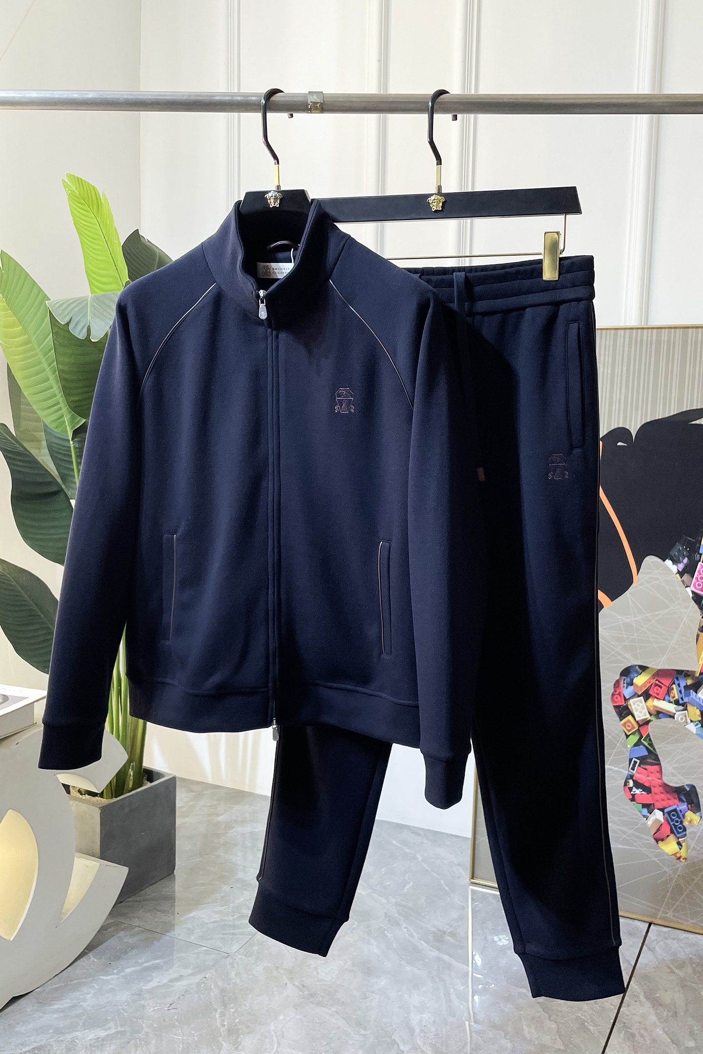 NO:527396,Bc - SS autumn clothing new casual wool set!  Celebrities’ favorite fashion casual suits, simple and generous, craft design on the official website!  Clean and neat tailored, full of urban style. It is available for exclusive top custom fabrics, soft and dry, and the upper body has a crisp and stylish effect. The three-dimensional cutting process and the style are all high-standard and appropriate silhouette versions!  It’s not tight, just feel good when you wear it. With so many top-quality raw materials, you can create high-end products with unparalleled value. The first choice for high-end fashion fashion people with a complete range of three standards, and the upper body effect is super good!  Code number M-3XL, alexander wang19860909Bc - ss秋装新品休闲羊毛套装！明星最爱时装味休闲套装 简单大方,官网11工艺设计！干净利落剪裁 都市风十足 可供独家顶级定制面料,手感软糯干爽,上身效果挺括有型.立体裁剪工艺,版型上都是高标准,恰当好处的廓型版！又恰恰不紧绷,穿上心情就好,如此众多的顶级原料,打造出价值感无与伦比的高端产品,三标齐全高端潮流时尚人士首选,上身效果超级好看！码数M-3XL,,alexander wang,Men's clothing