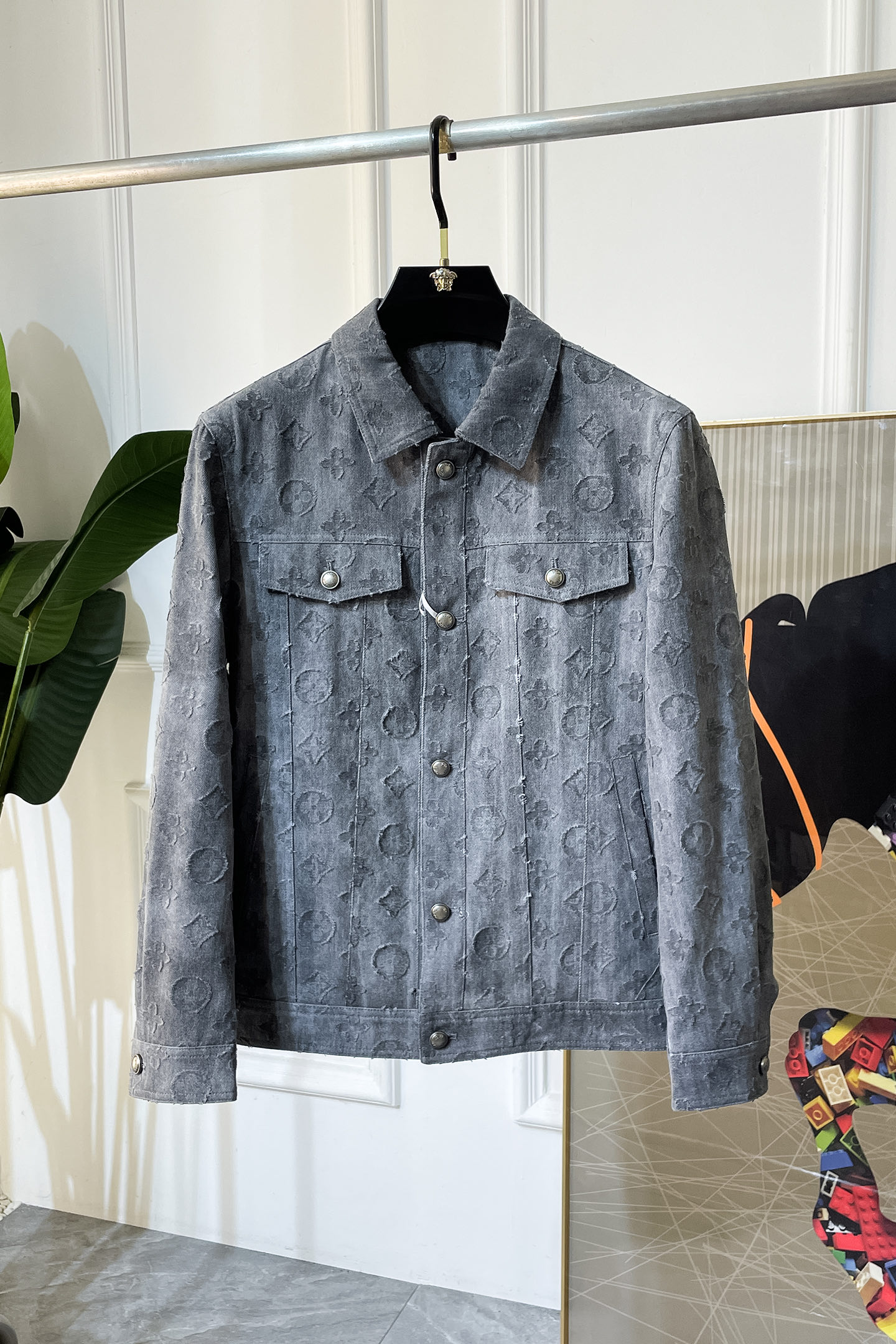 NO:524248,LV-ss Fall and Winter Big Boutique Fashion denim jacket, customized high-quality polyester fiber fabric!  Top-level fashion brand elements logo design, complete with three standards!  The original hardware and accessories have smooth lines and exquisite craftsmanship, excellent upper body style, comfortable fabric, windproof and warm, and casual matching are very fashionable, handsome, casual and fashionable men's must-have!  Size M-3XL can wear up to 190 catties!  ,,louis vuitton,jackets & coats,alexander wang19860909LV- ss秋冬大爆款精品时尚牛仔夹克,定制高品质聚酯纤维面料！顶级时尚大牌元素logo设计,三标齐全！原版五金辅料,线条流畅,工艺精致,上身版型超赞,面料舒适,挡风保暖,随意搭配都非常时尚帅气休闲时尚男仕必备款哦！尺码M-3XL 最大可穿190斤！,,louis vuitton,jackets & coats,alexander wang,Men's clothing