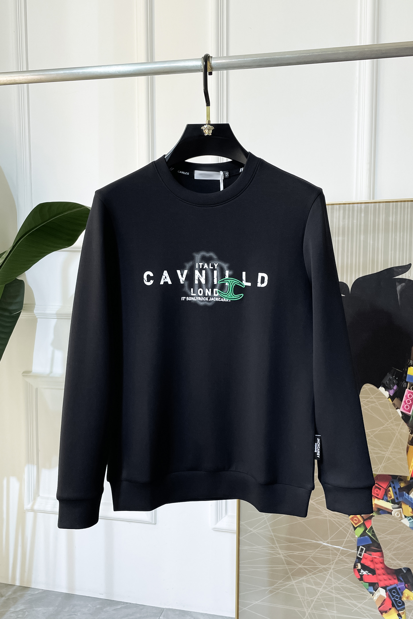 NO:526353,Cavalli - 2025ss autumn new style, the highest version of fashionable sweatshirts and T-shirts, a must-have classic work every year. It is favored and praised by major stars. It is selected with high-end European cotton blend fabrics, heavy craftsmanship production, original hardware and auxiliary materials logo design, soft and smooth, and dense texture!  Fashionable and stylish upper body!  One of the impeccable must-choose styles for autumn!  M-3XL, hoodie, sweatshirts,tees,t-shirt,alexander wang19860909卡瓦利 - 2025ss秋季大爆新款,最高版本时尚卫衣T恤、每年必出的经典之作.受各大明星的青睐推崇,精选高端欧棉混纺面料,重工艺制作,原版五金辅料logo设计,柔软顺滑,质地密实！上身时尚有型！秋季无可挑剔必选款式之一！M-3XL,,hoodie,sweatshirts,tees，t-shirt,alexander wang,Men's clothing