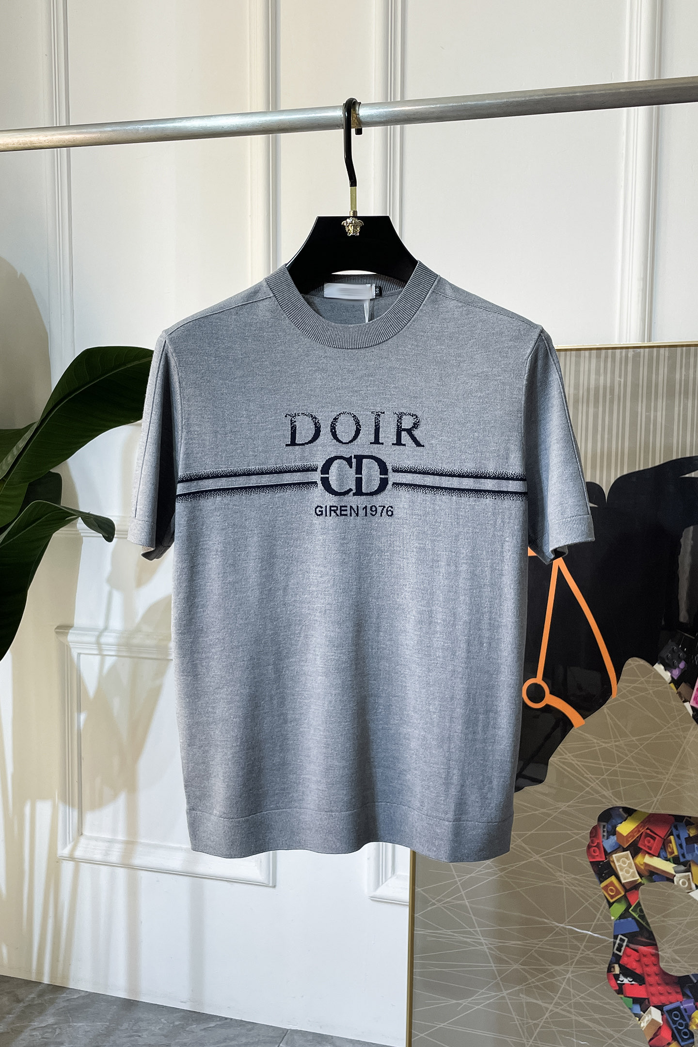 NO:524226,Dior -ss autumn and winter half-sleeved base shirt series!  Casual business wear, essential for inner wear, selected top-grade - worsted mulberry silk blended fabric, delicate feel, close-fitting and comfortable without tying, good upper body style, warm wear, the counter logo design is very unique, male gods, don’t miss it!  Size M-3XL,dior,alexander wang19860909迪奥 -ss秋冬半袖打底衫系列！休闲商务外穿 内搭必备款,精选上等-精纺桑蚕丝混纺面料,面料手感细腻,贴身舒适不扎肉,上身版型好 穿着保暖,专柜标志设计非常独特,男神们别错过！ 尺码 M-3XL,,dior,alexander wang,Men's clothing